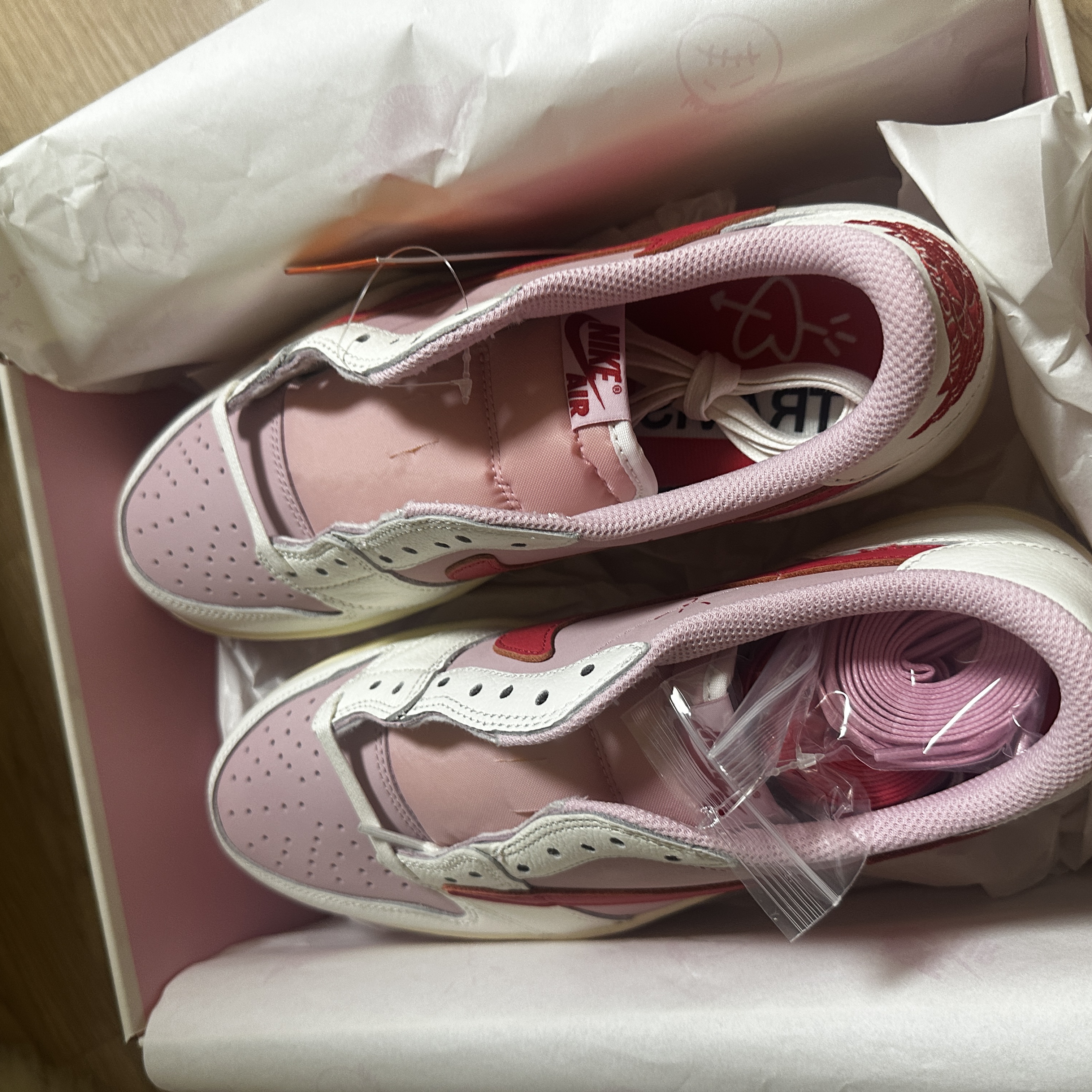 Jordan 1 x Travis Scott Retro Low OG SP Sail Tropical Pink 착용 스타일 - 1
