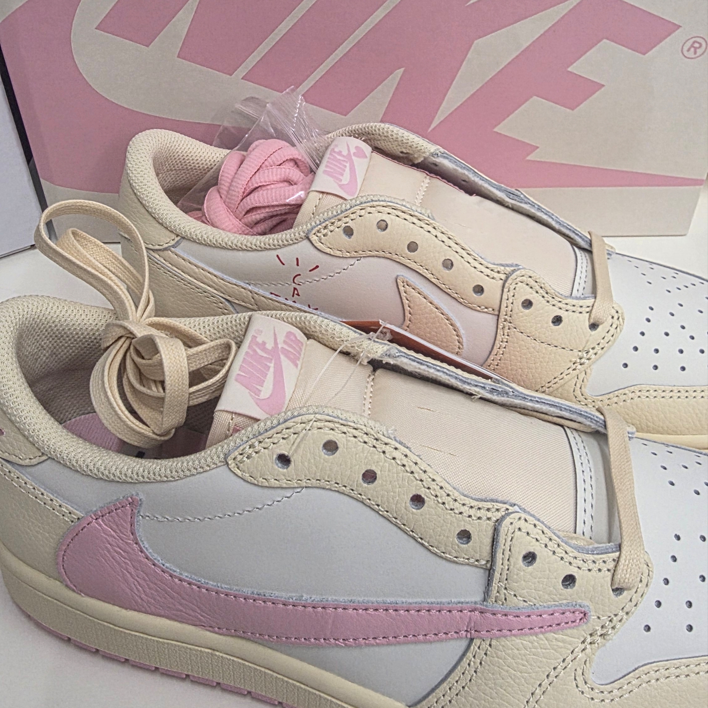 Jordan 1 x Travis Scott Retro Low OG SP Muslin Shy Pink μ°©μ© μ€νμΌ