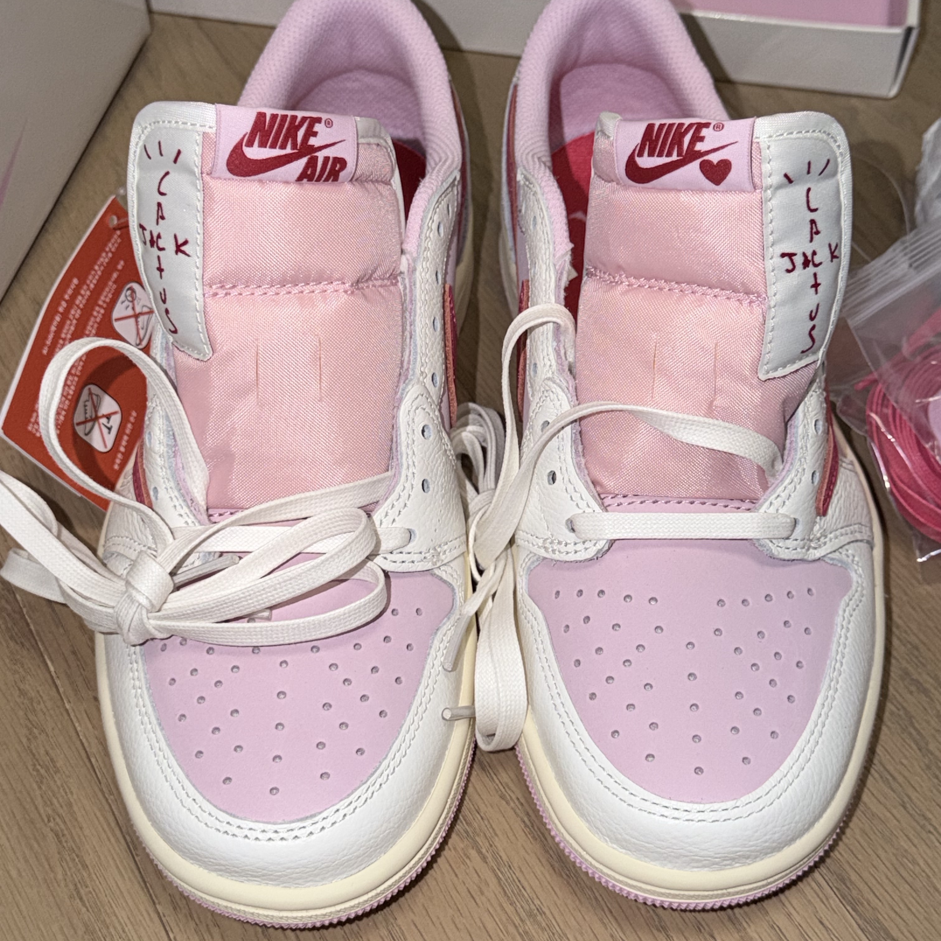 Jordan 1 x Travis Scott Retro Low OG SP Sail Tropical Pink 착용 스타일 - 3