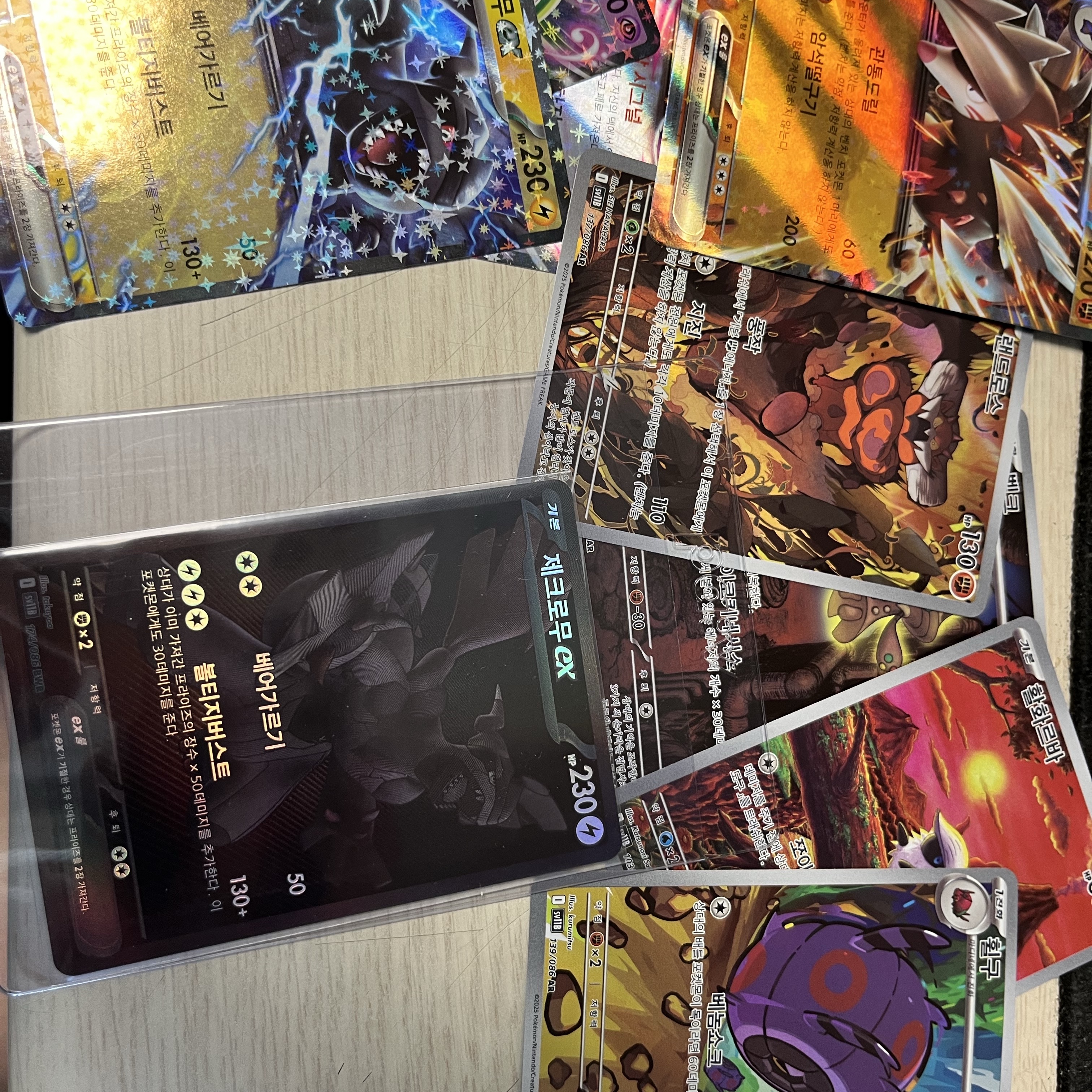 Pokemon TCG Scarlet & Violet Expansion Pack Black Volt Box (Pack of 20) 착용 스타일