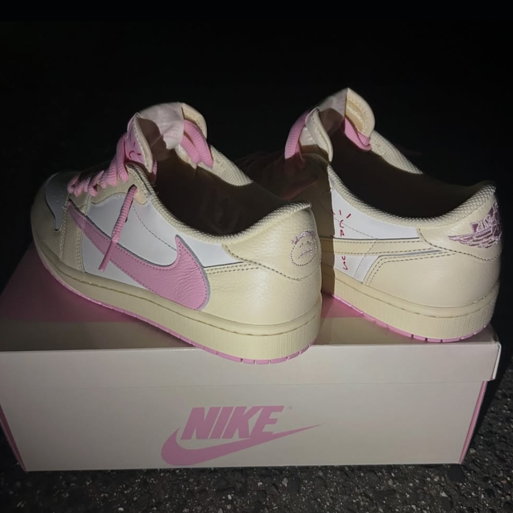 Jordan 1 x Travis Scott Retro Low OG SP Muslin Shy Pink 착용 스타일