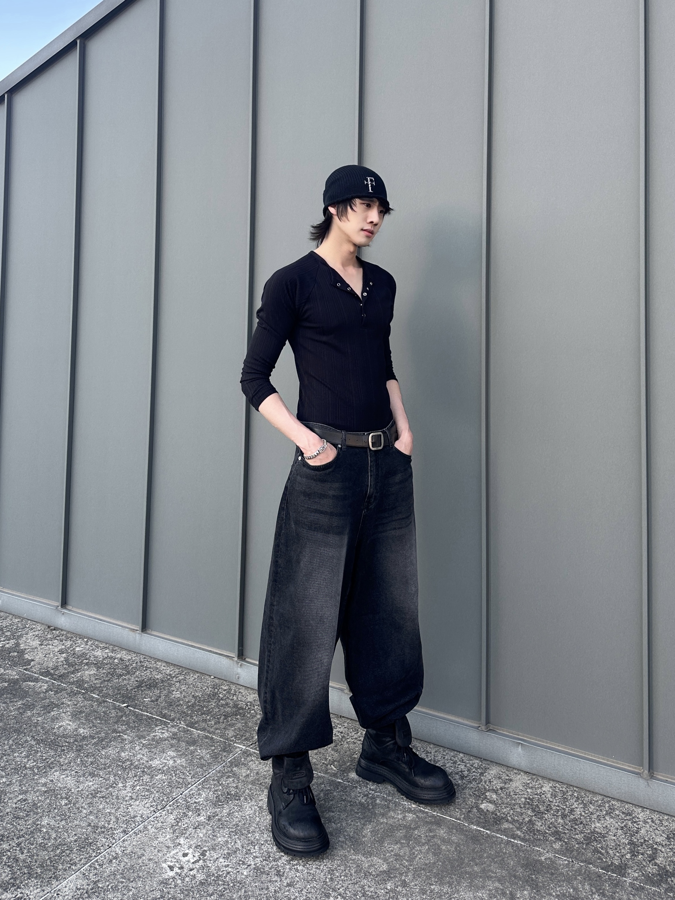 Farfromwhat Far F Charm Beanie, Undermycar MU.128 Original Logo Cracked Leather Belt Silver / Black 착용 스타일 - 5