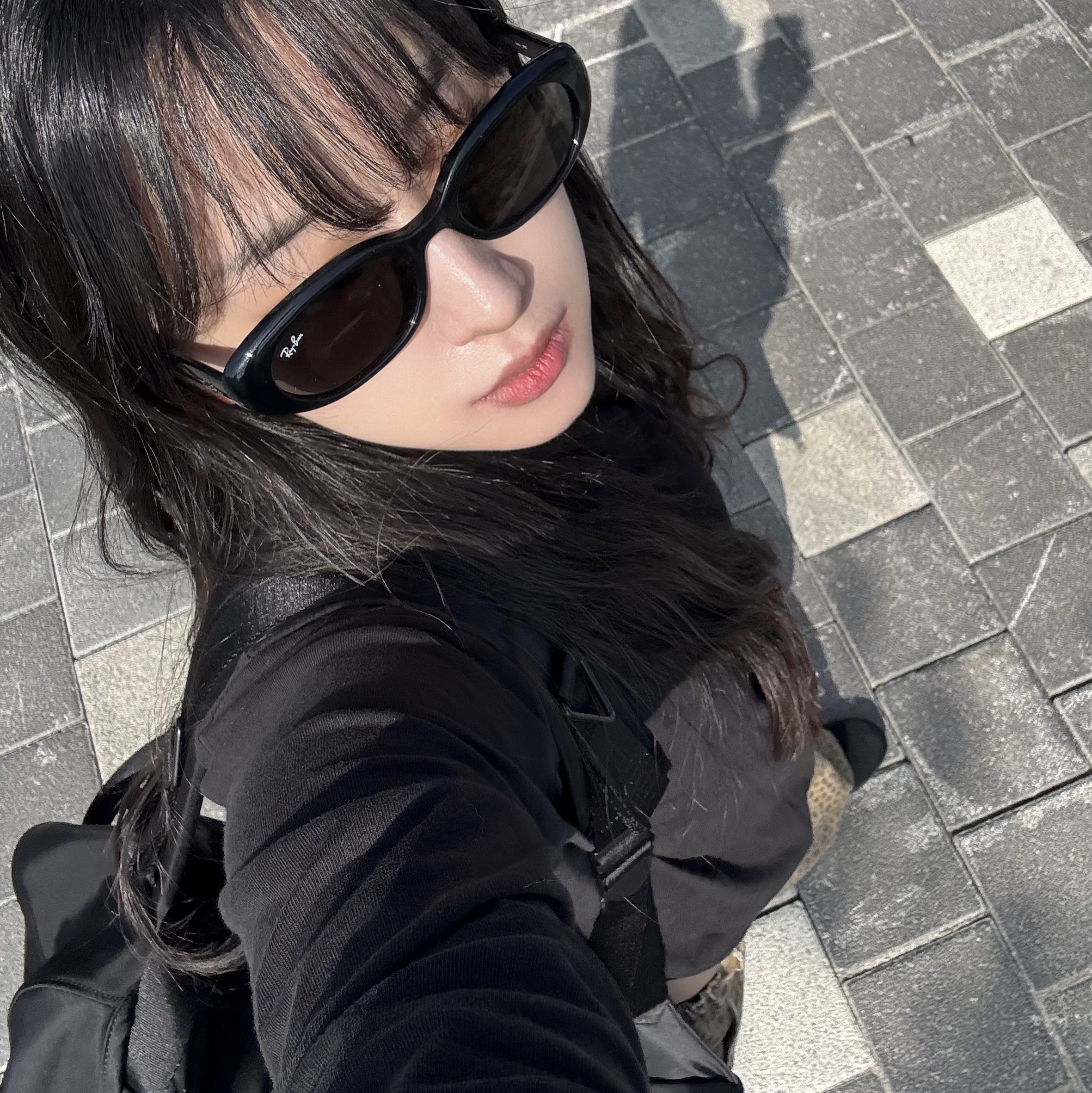 Ray-Ban RB4441D Bio-Based Polished Black Frame Dark Grey Lenses Low Bridge Fit 착용 스타일 - 1