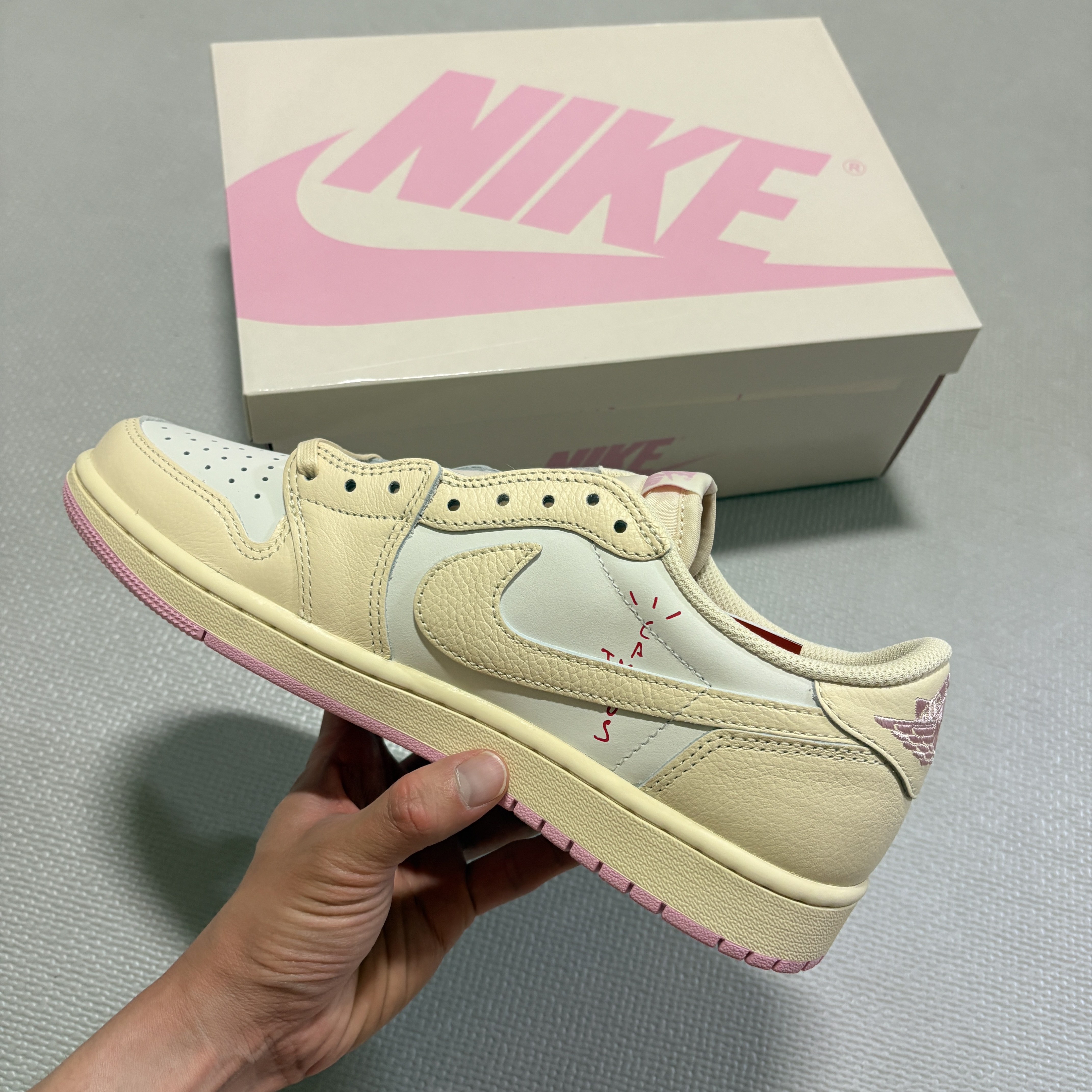 Jordan 1 x Travis Scott Retro Low OG SP Muslin Shy Pink 착용 스타일 - 2