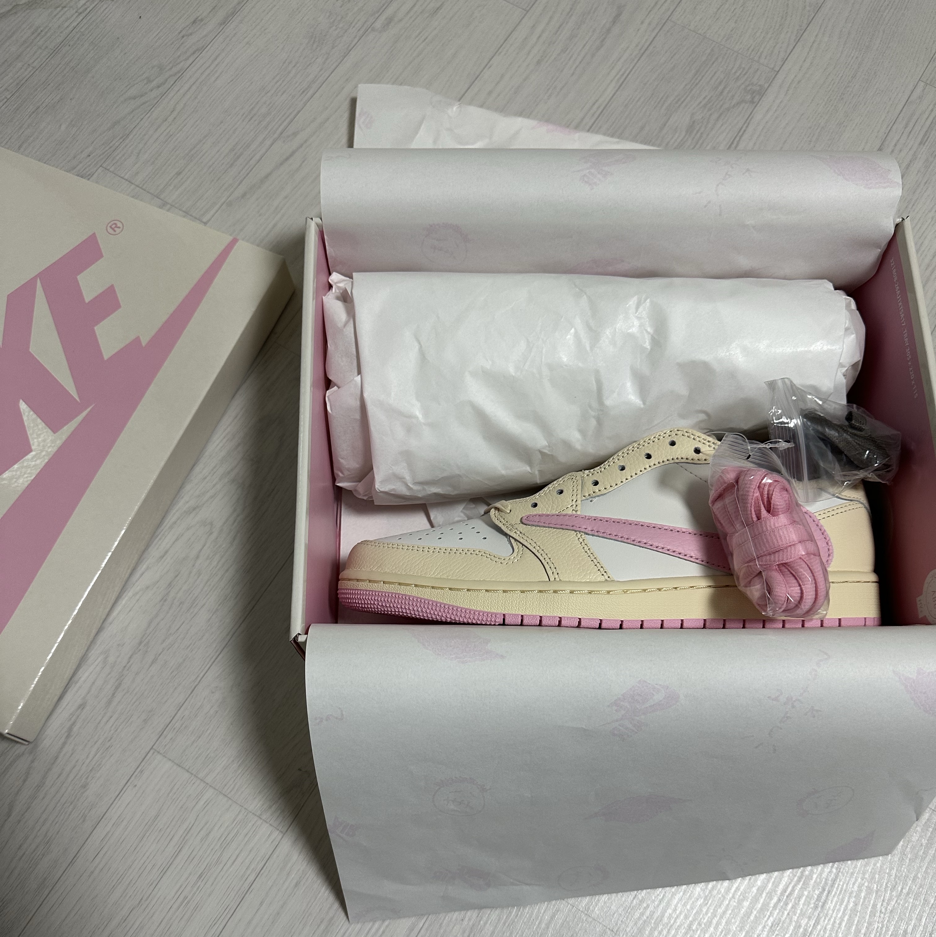 Jordan 1 x Travis Scott Retro Low OG SP Muslin Shy Pink 착용 스타일 - 1