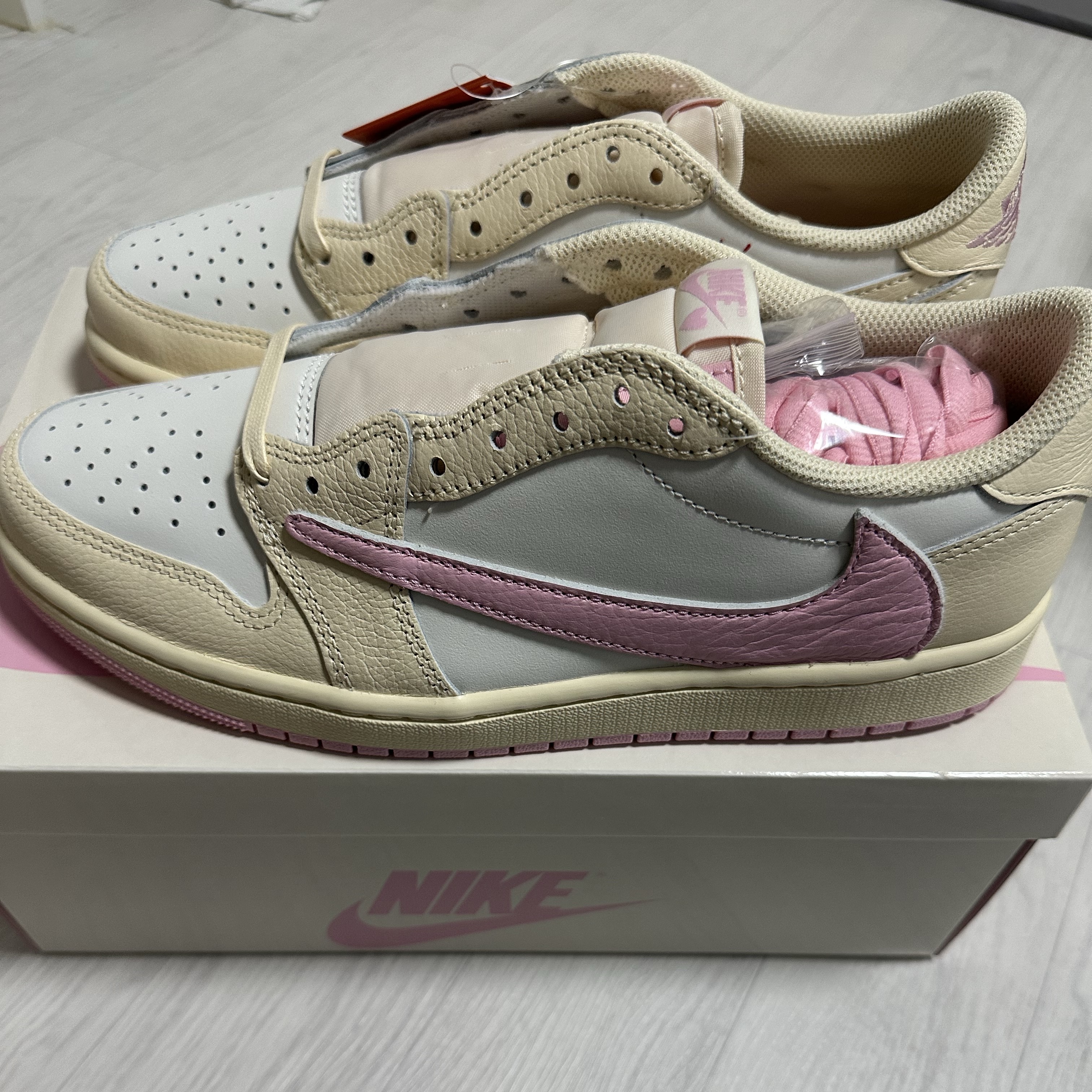 Jordan 1 x Travis Scott Retro Low OG SP Muslin Shy Pink 착용 스타일 - 2