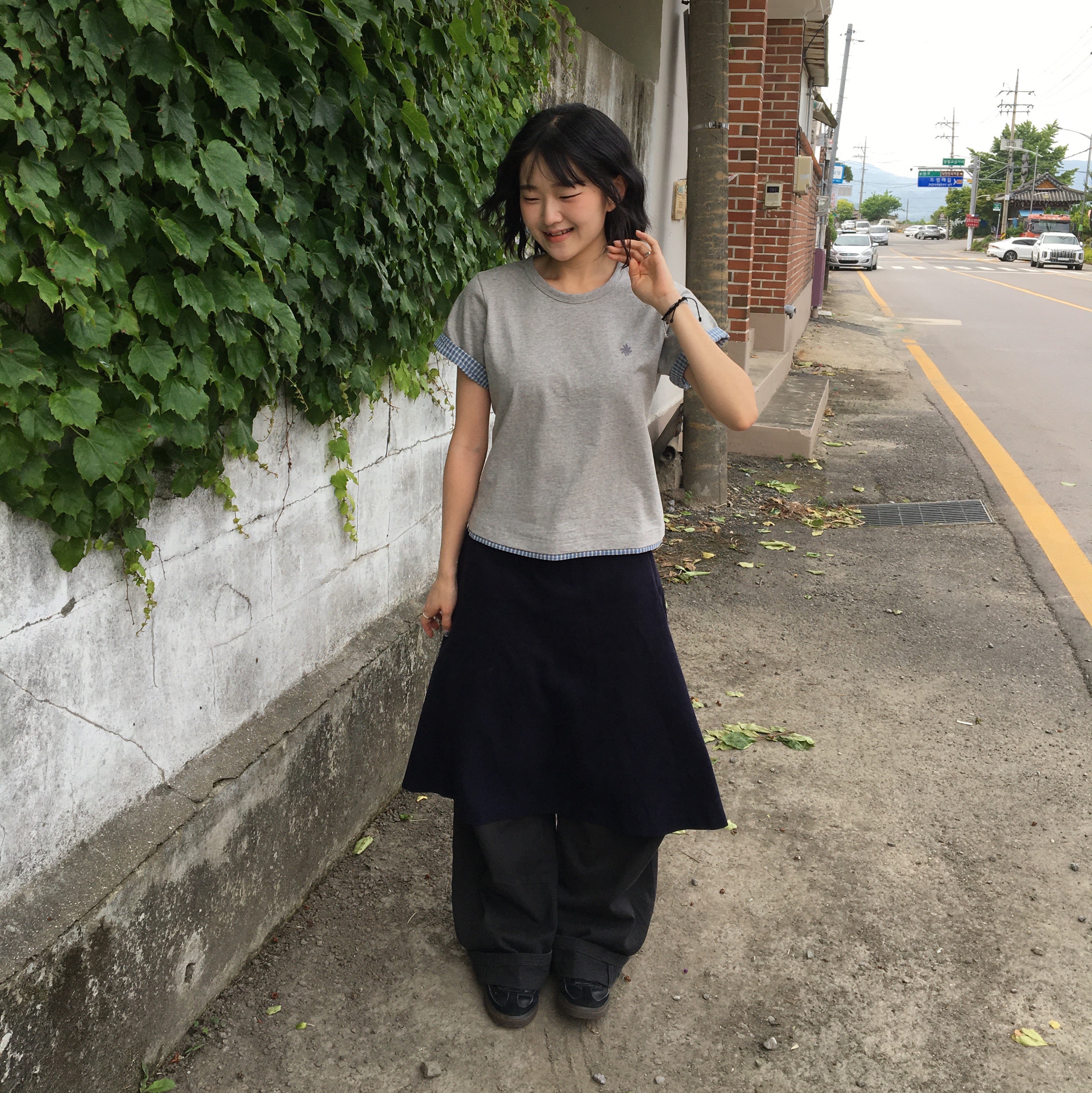 SLOW RECORD HOUSE Layered Check Roll-Up T-Shirt Grey 착용 스타일 - 3