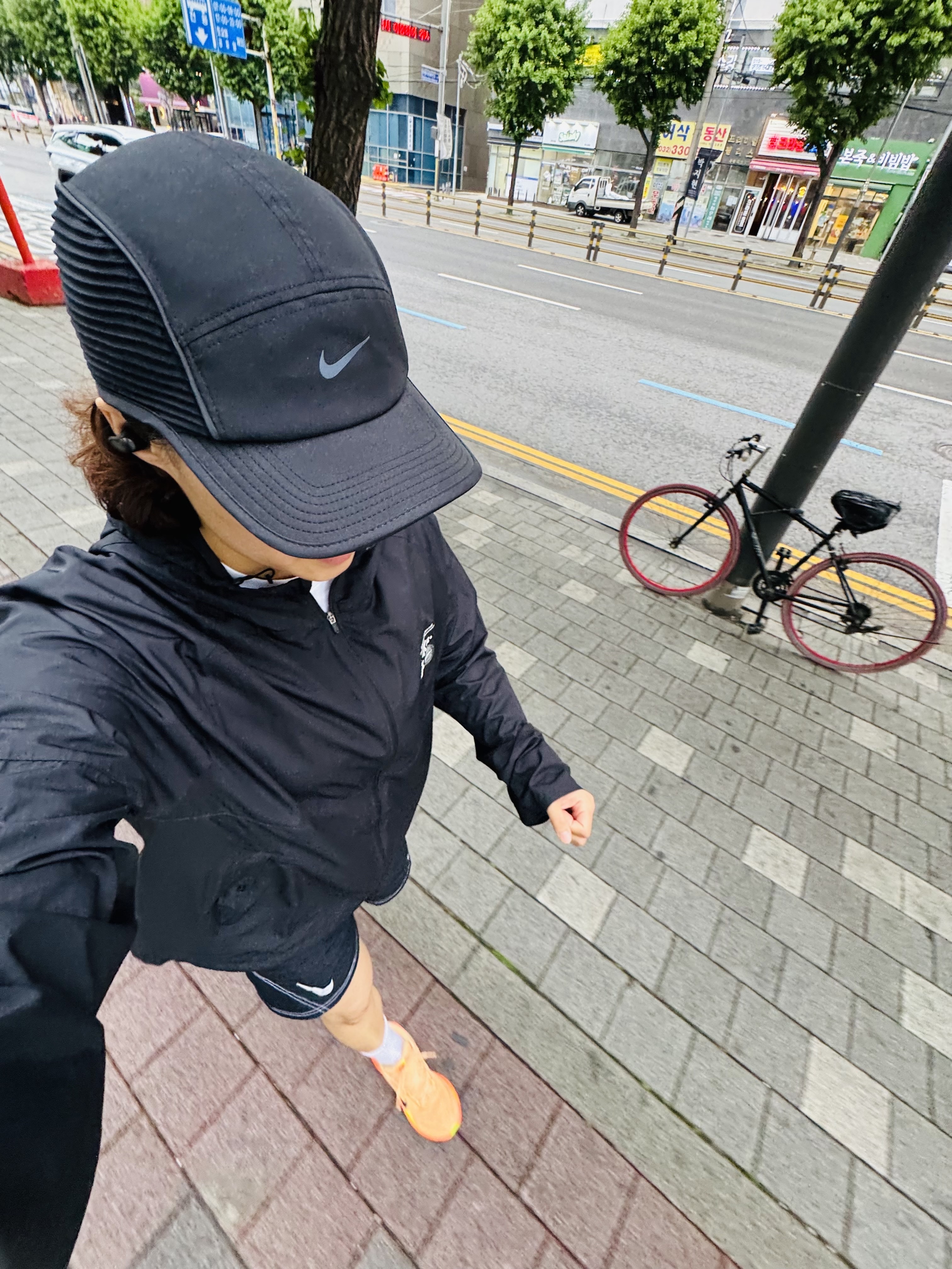Salomon Primary Ball Cap Black, Nike Vomero 18 Black Dark Smoke Grey 착용 스타일 - 3