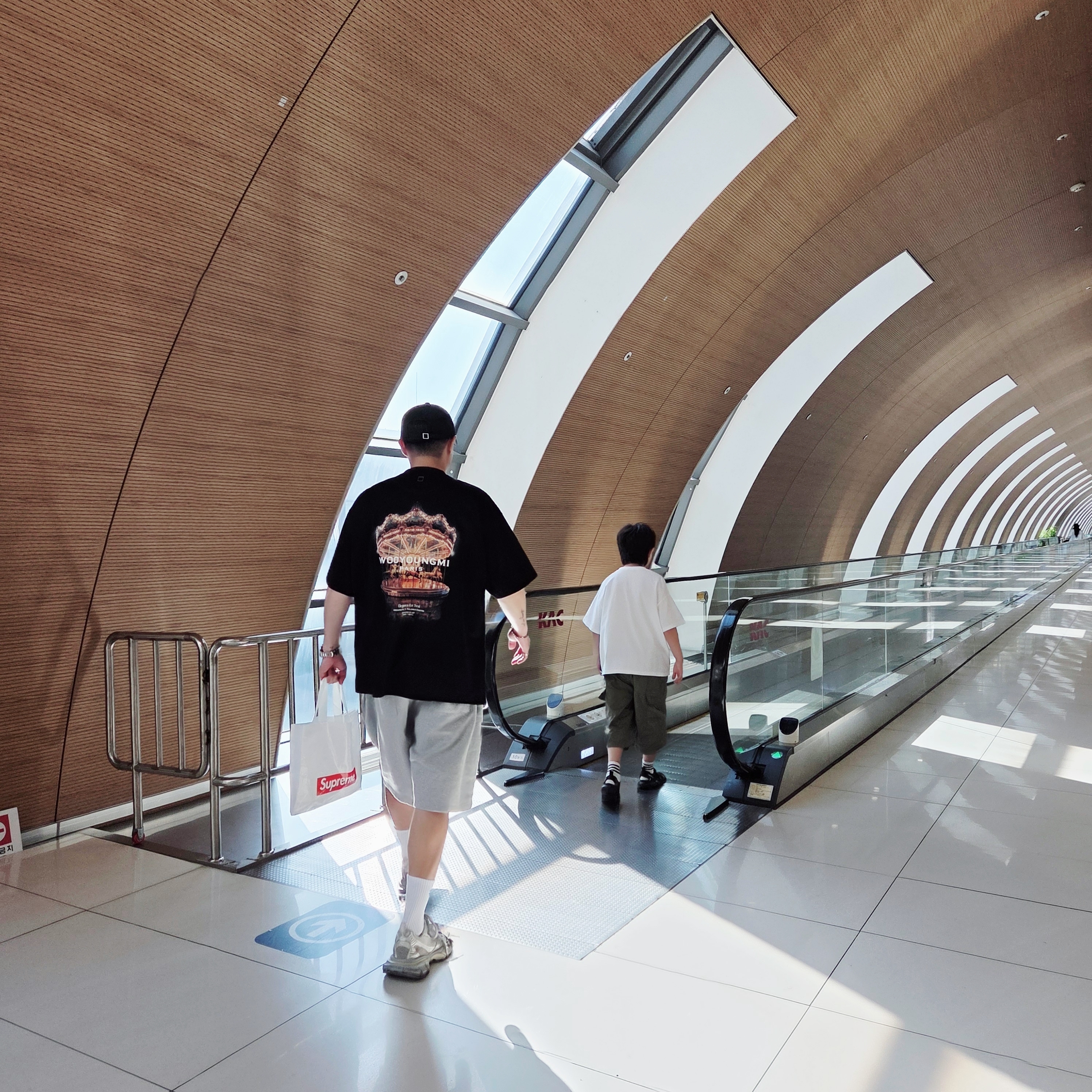 Wooyoungmi Merry Go Round Back Logo T-Shirt Black - 26SS, Balenciaga 3XL Sneakers Light Beige 착용 스타일 - 1