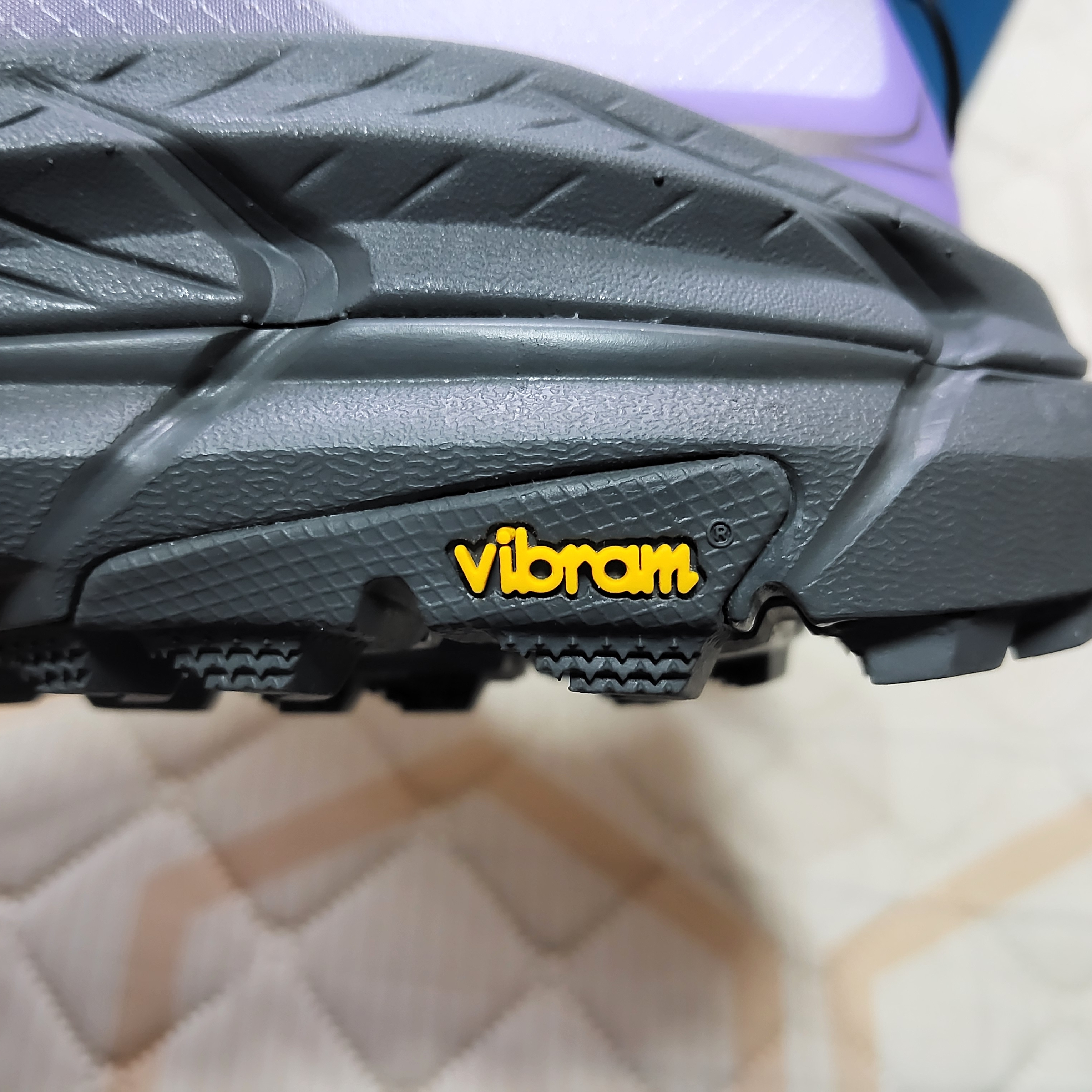 Hoka Mafate Speed 4 Lite Starlight Glow Aster Flower 착용 스타일 - 5