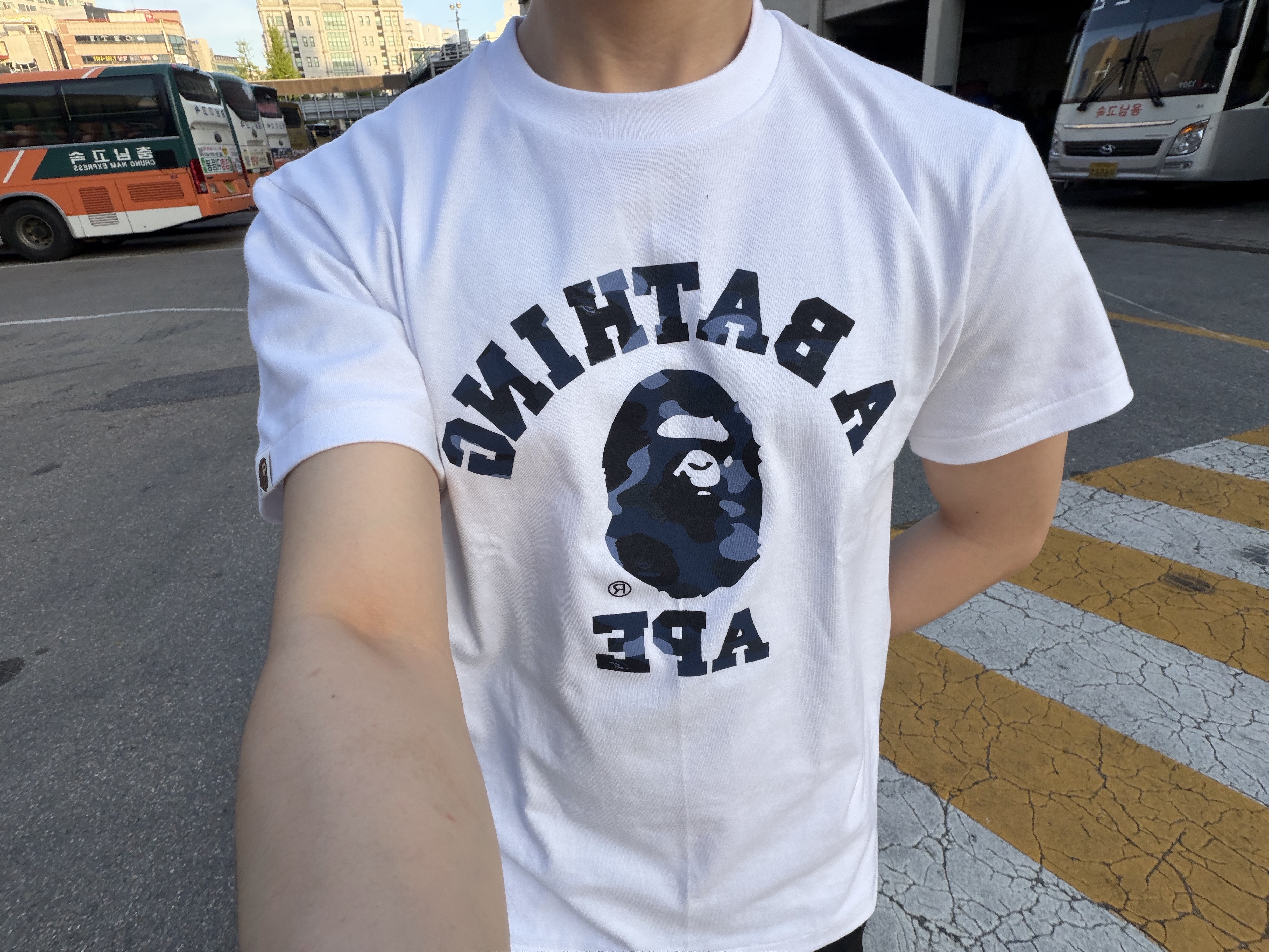 BAPE Color Camo College T-Shirt White Navy, Asics Gel-Nimbus 10.1 Black Grand Shark 착용 스타일 - 2