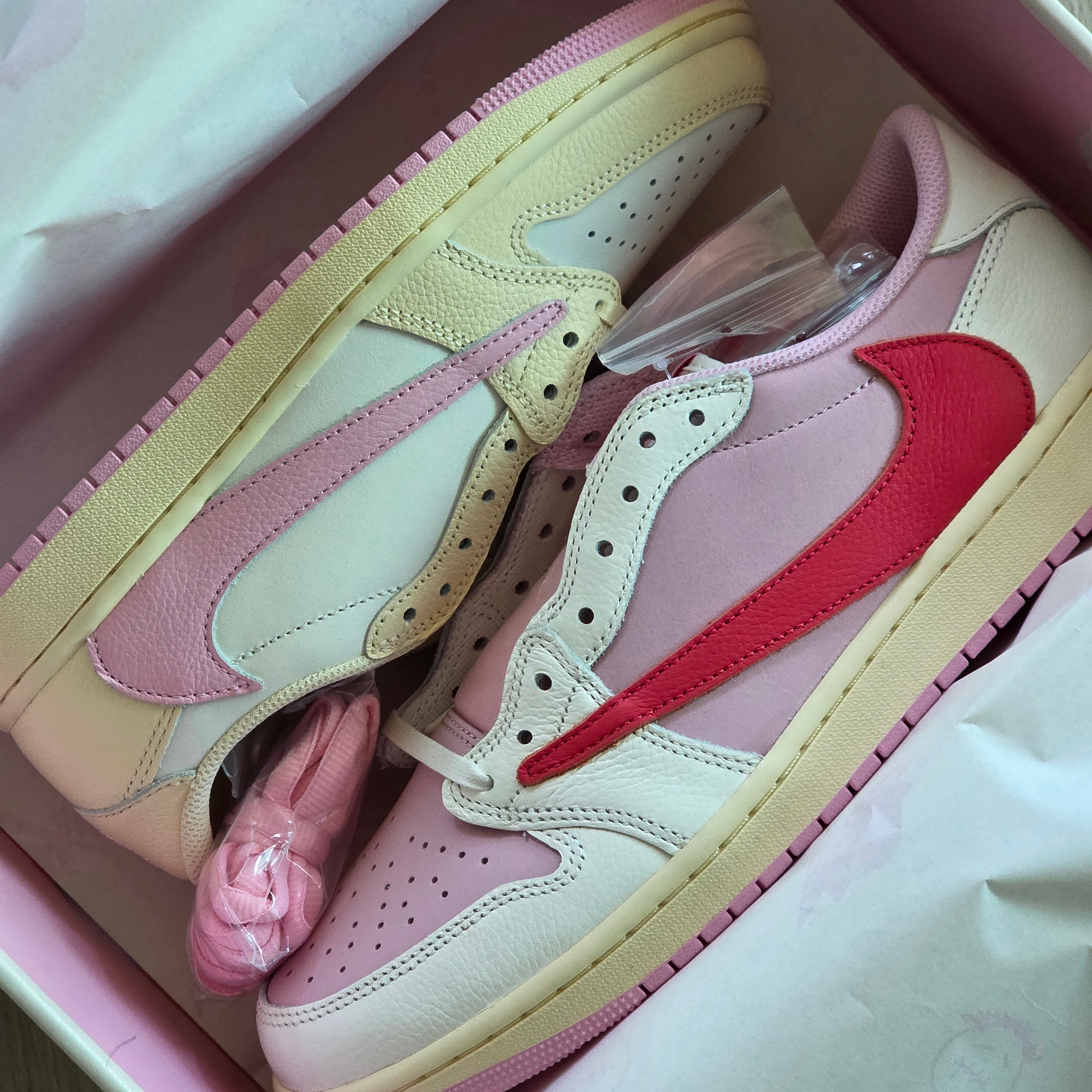 Jordan 1 x Travis Scott Retro Low OG SP Sail Tropical Pink, Jordan 1 x Travis Scott Retro Low OG SP Muslin Shy Pink 착용 스타일