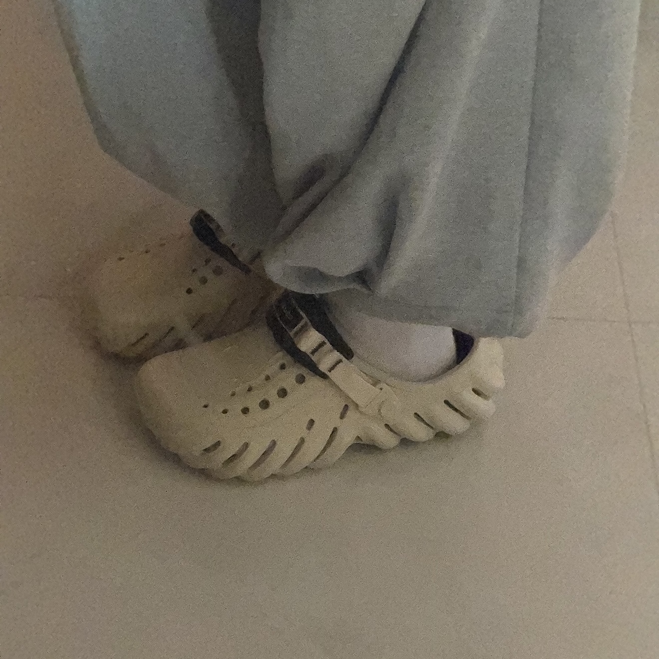 Crocs Echo Clog Bone Black 착용 스타일 - 2