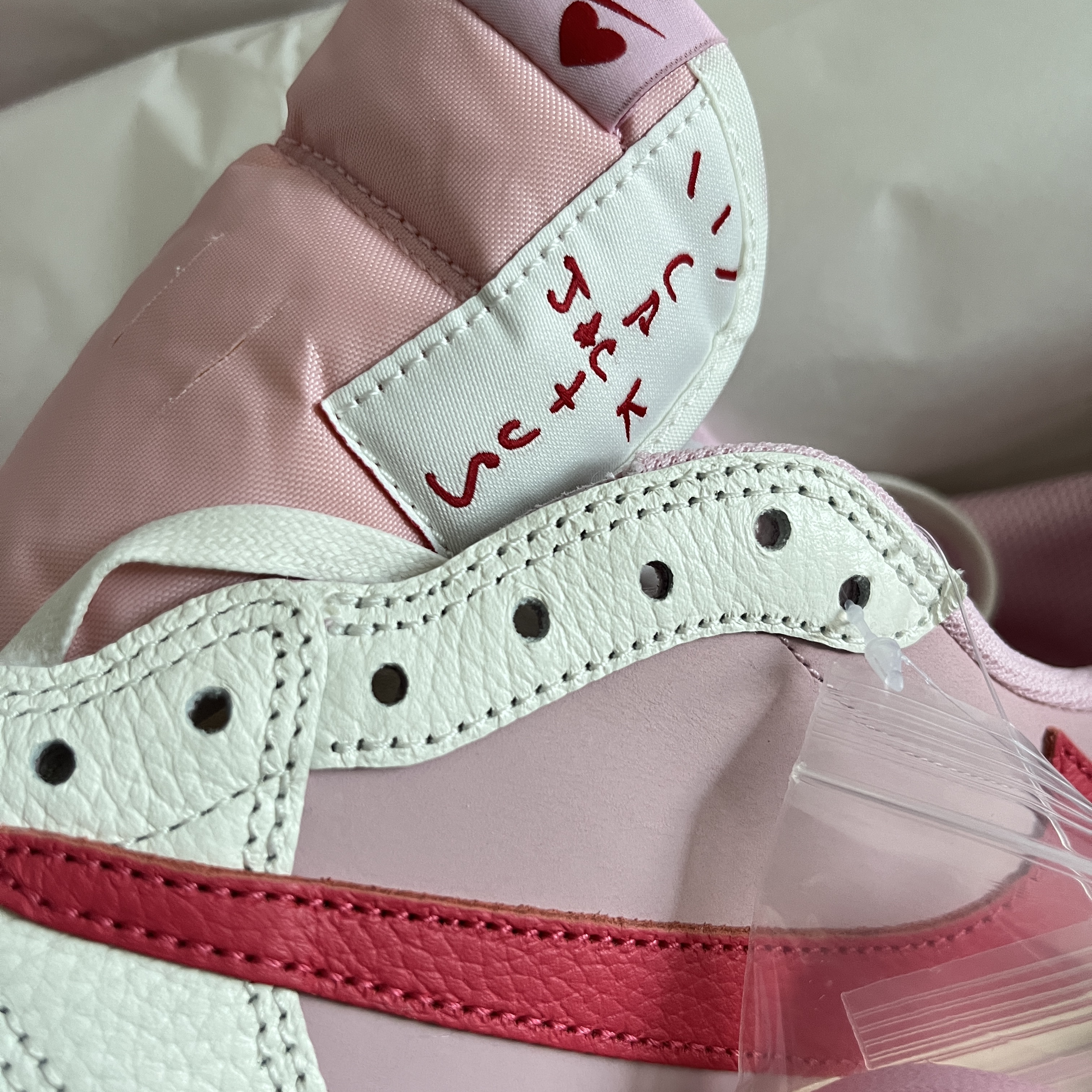 Jordan 1 x Travis Scott Retro Low OG SP Sail Tropical Pink 착용 스타일 - 5