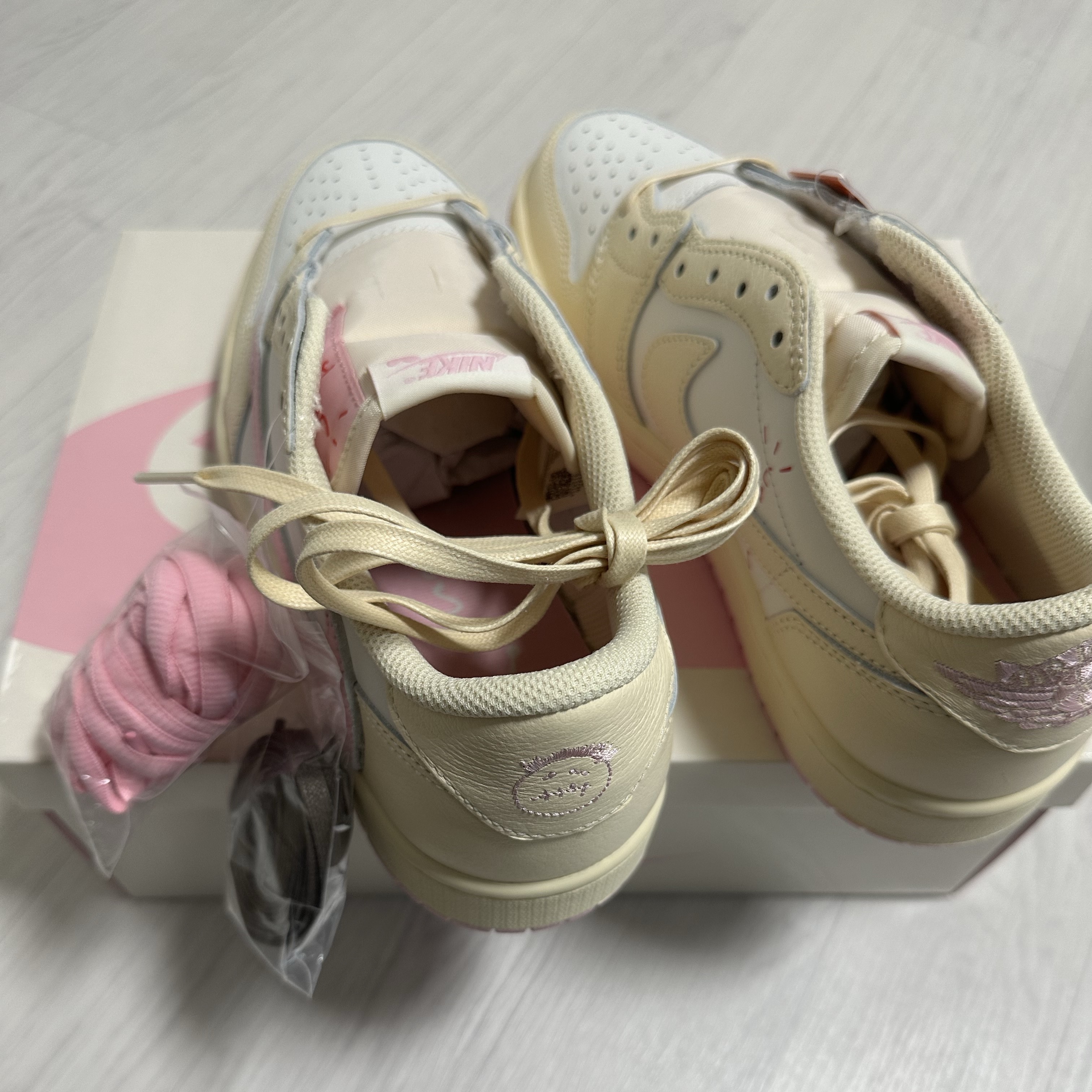 Jordan 1 x Travis Scott Retro Low OG SP Muslin Shy Pink 착용 스타일 - 3