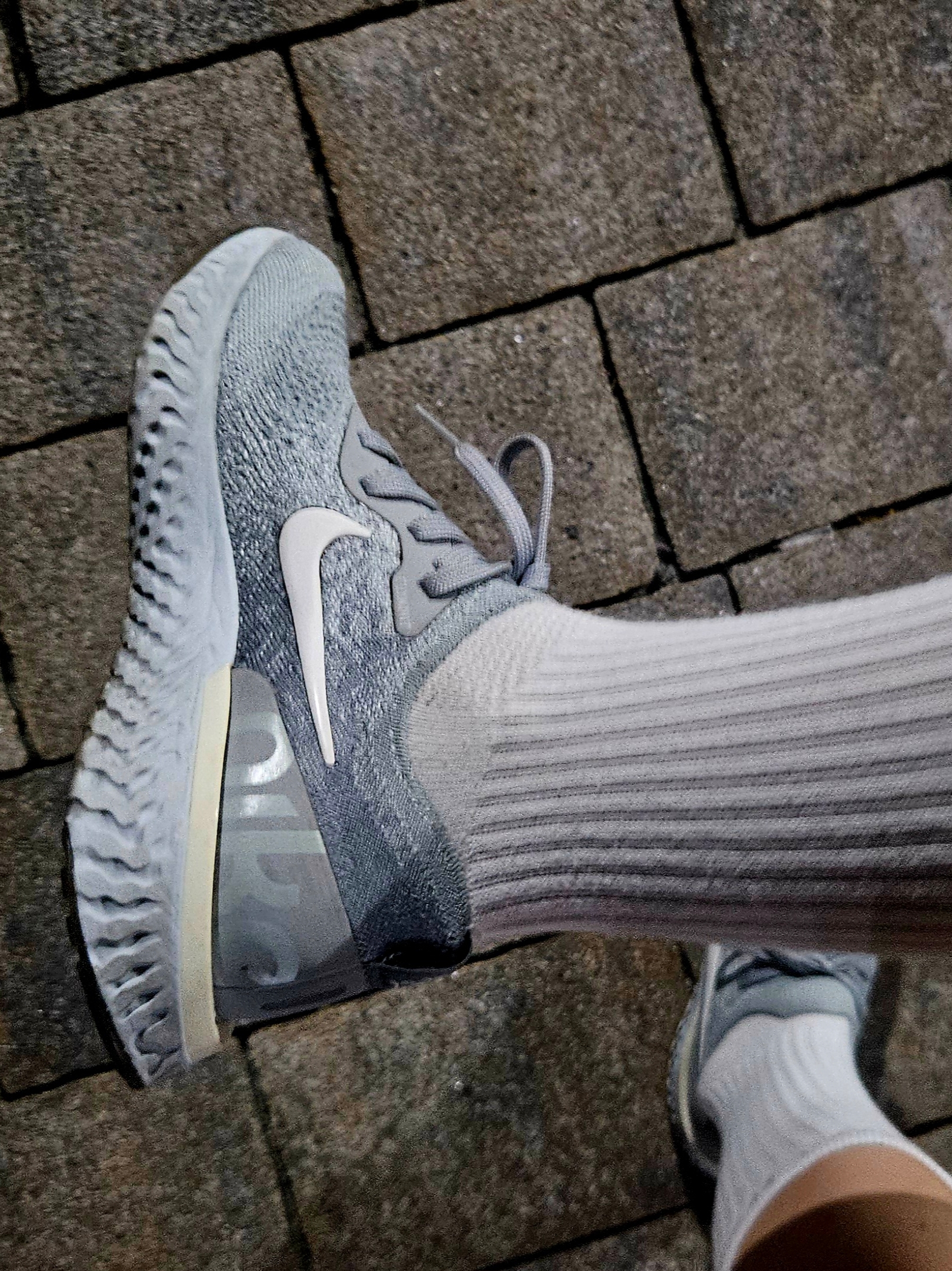 (W) Nike Epic React Flyknit Light Cream 착용 스타일 - 2
