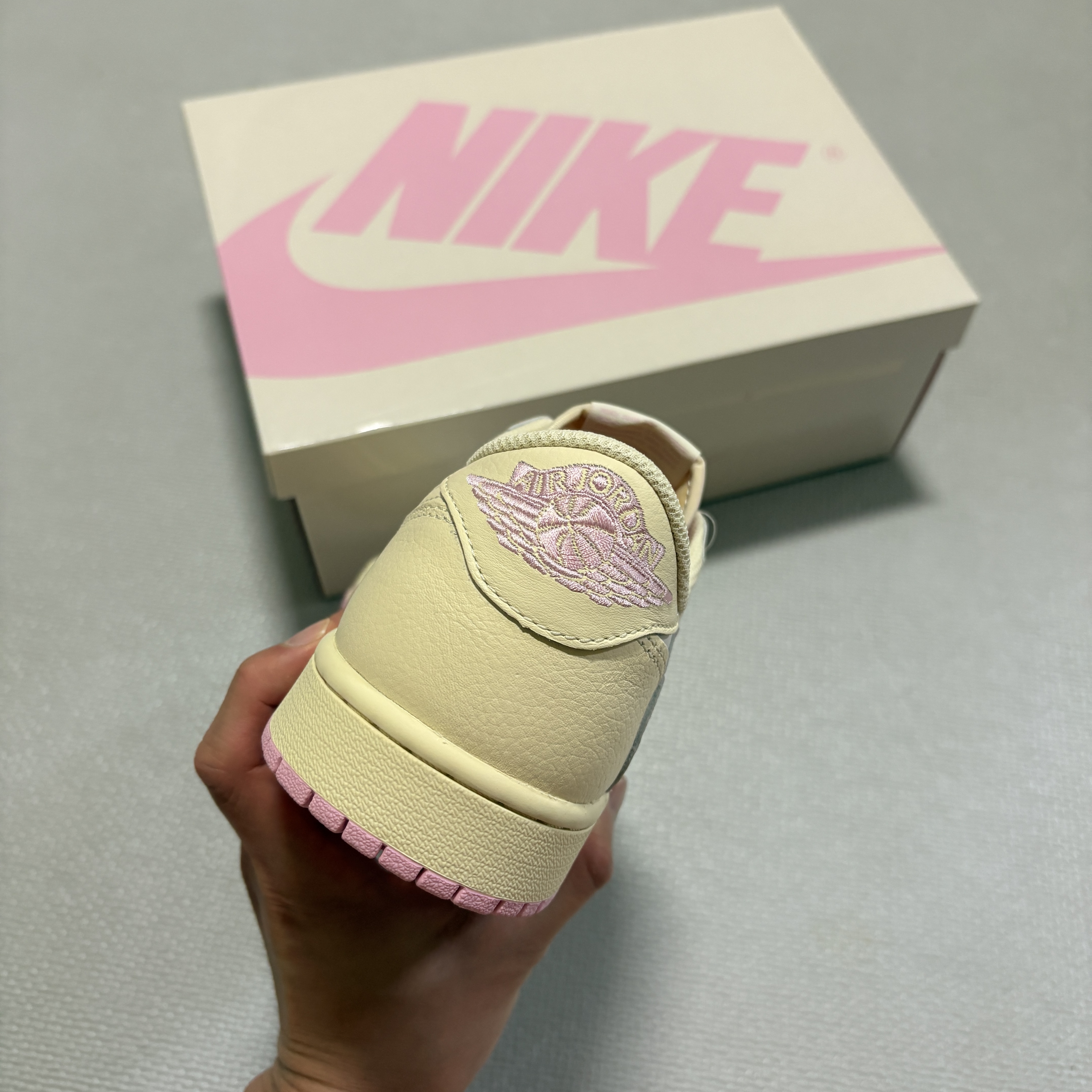 Jordan 1 x Travis Scott Retro Low OG SP Muslin Shy Pink 착용 스타일 - 4