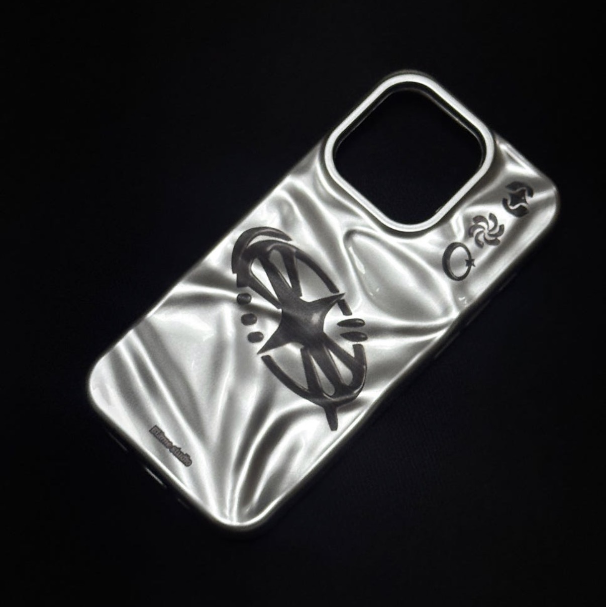 BLAMESTUDIO metallic space wave case 착용 스타일 - 2
