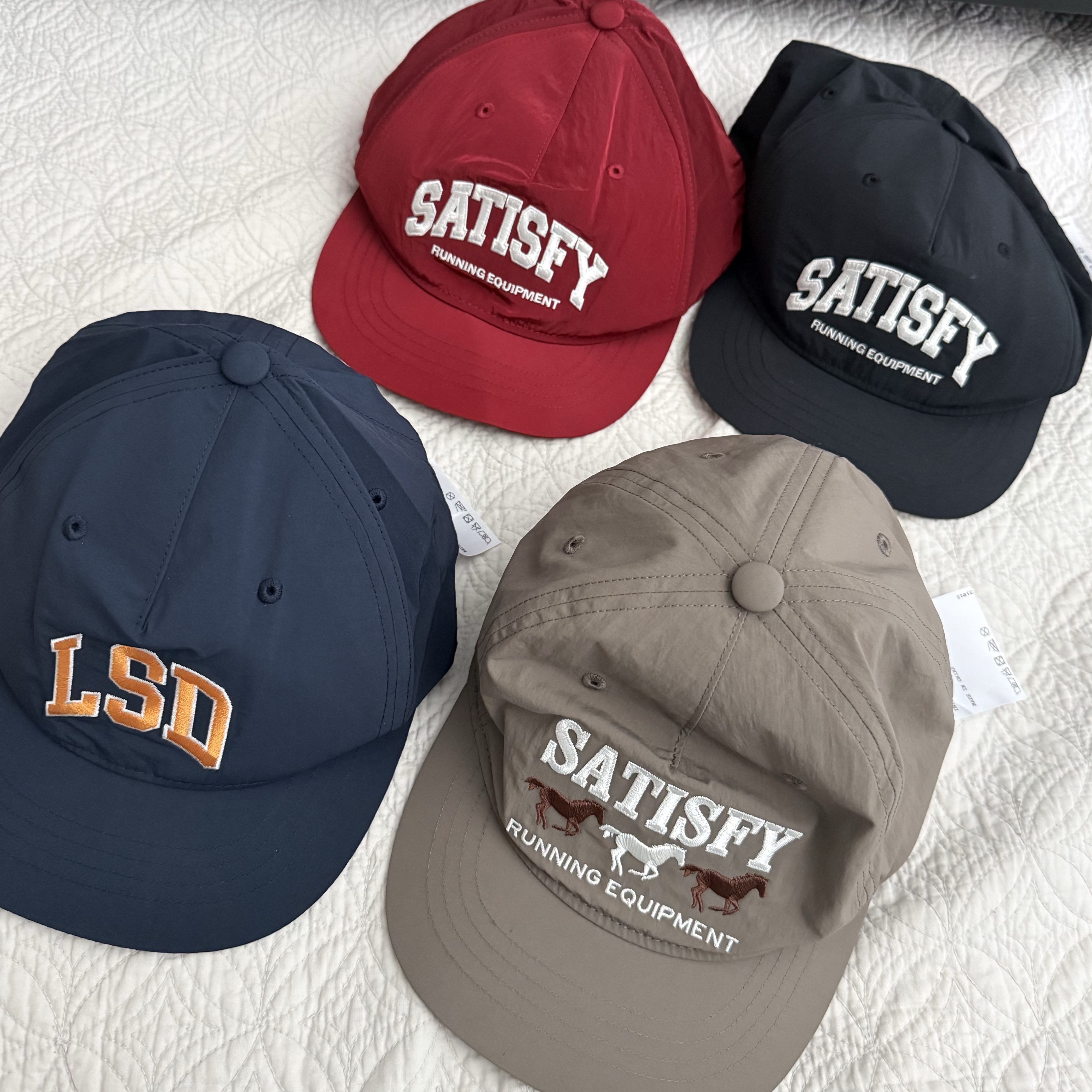 Satisfy Flitesilk 5-Panel Pinch Cap Black, Satisfy Flitesilk 5‑Panel Pinch Cap Falcon 착용 스타일