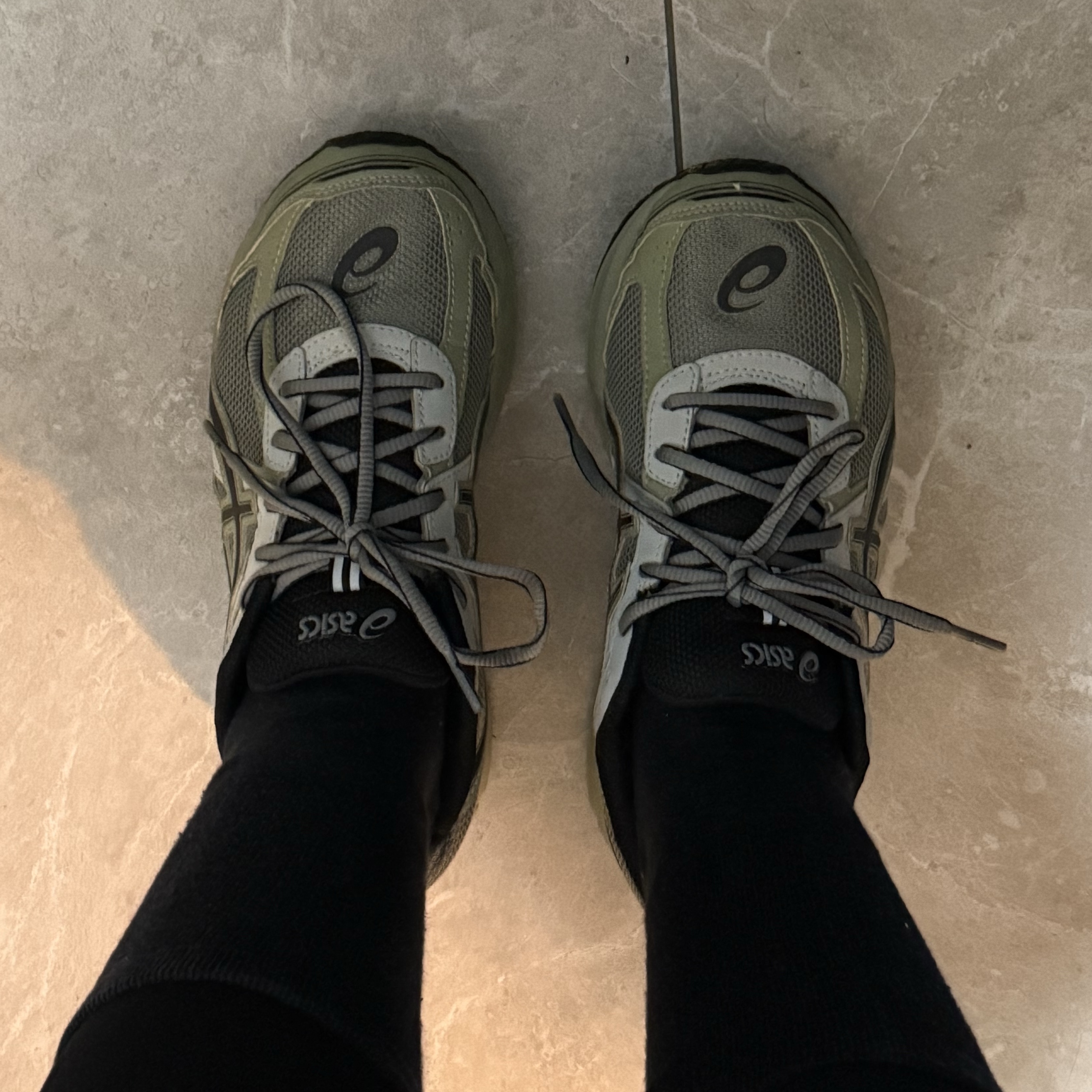 Asics Jog 100 S Sheet Rock - 2E Wide 착용 스타일