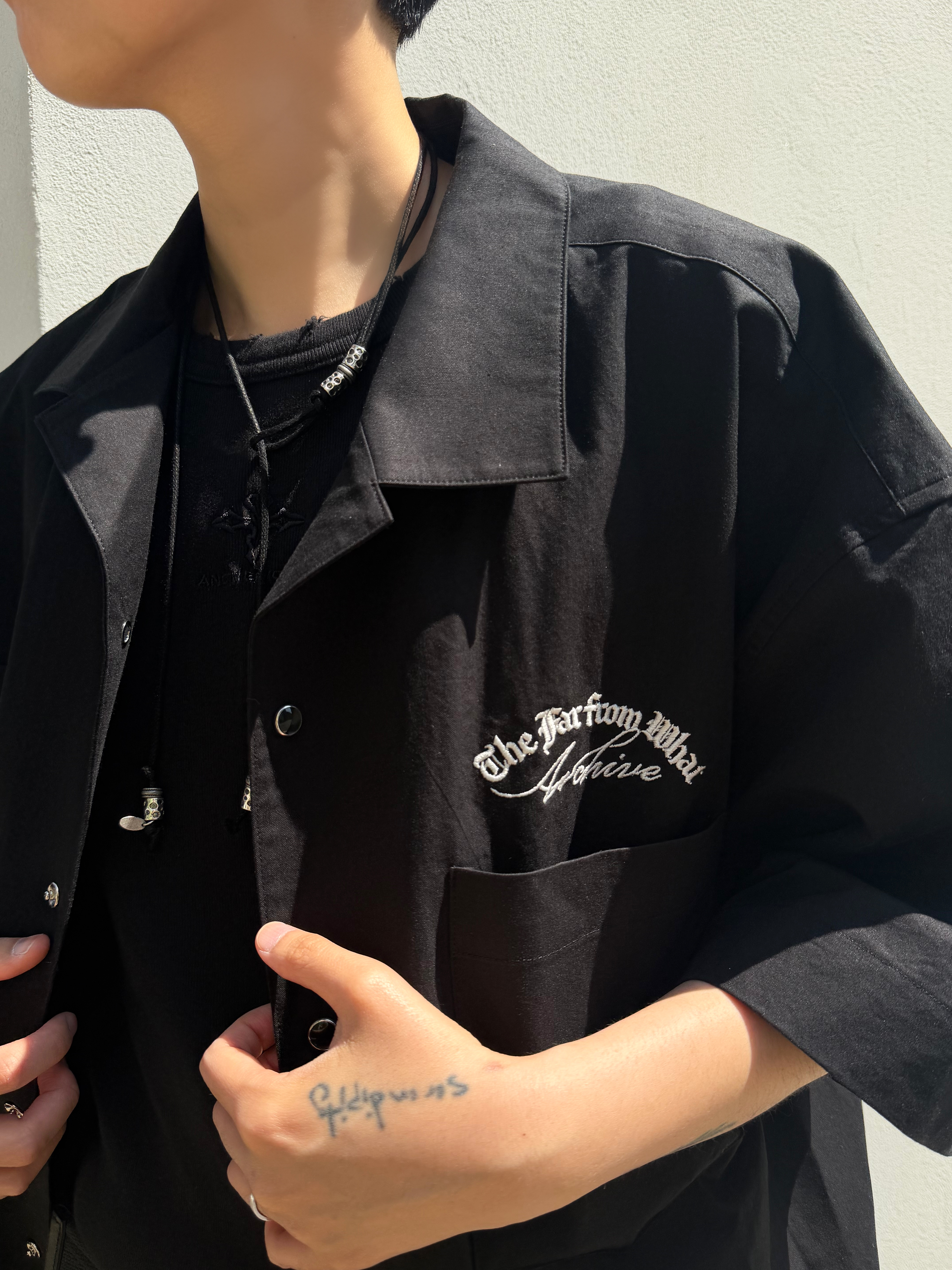 Farfromwhat Far Open Collar Shirts Black, Hono Report Rope Necklace Black 착용 스타일 - 3