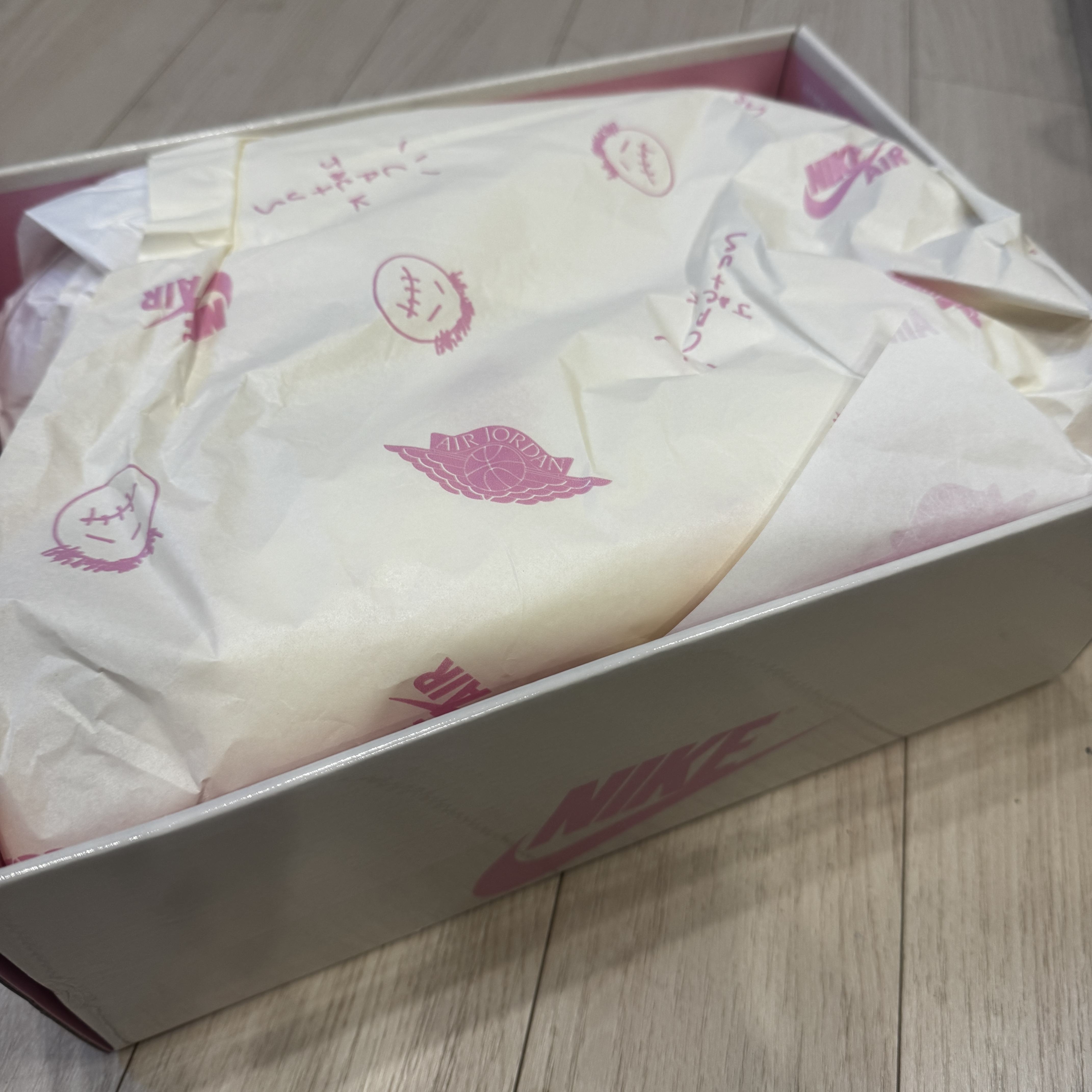 Jordan 1 x Travis Scott Retro Low OG SP Sail Tropical Pink 착용 스타일 - 4