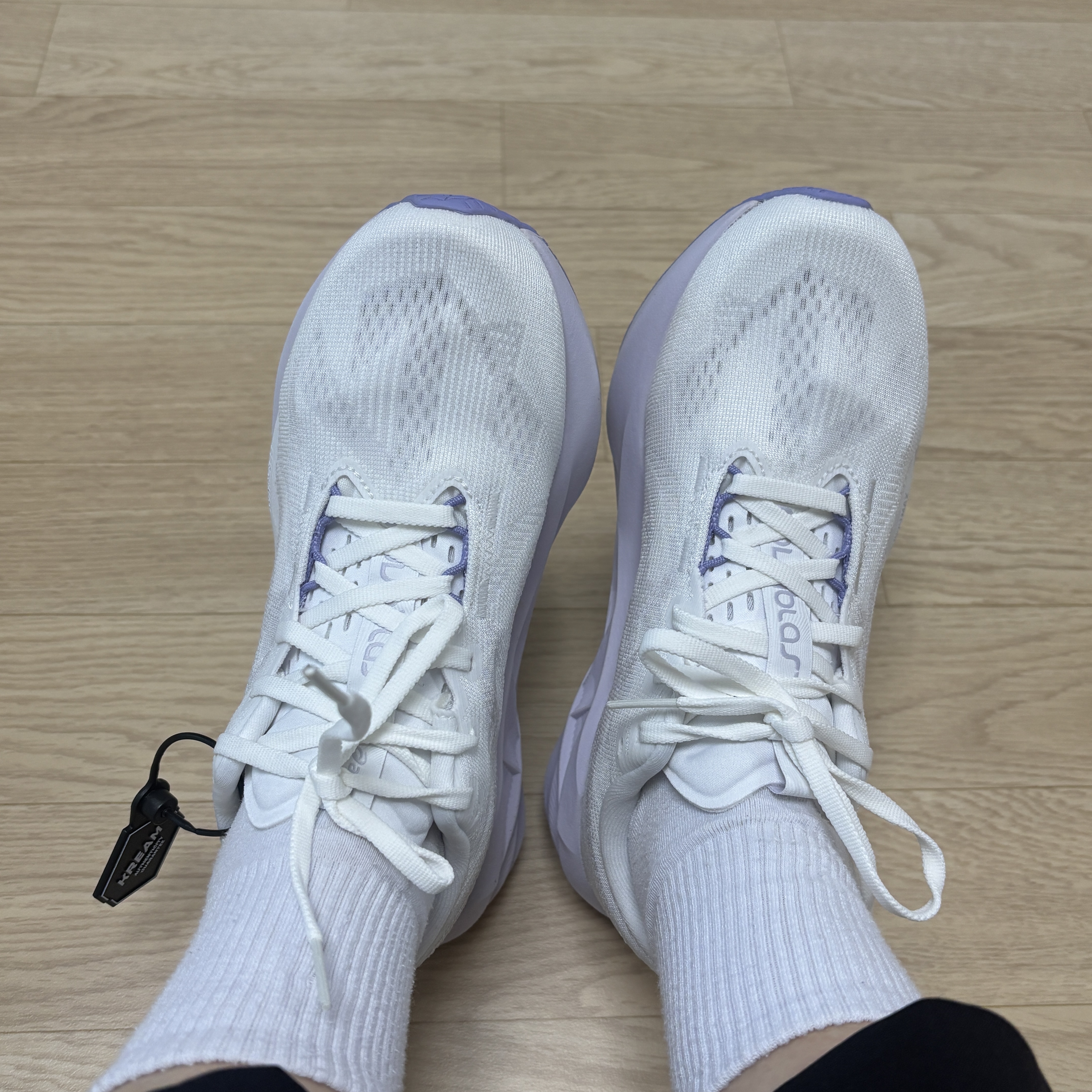 (W) Asics Novablast 5 White Lilac Hint - D Wide 착용 스타일 - 3