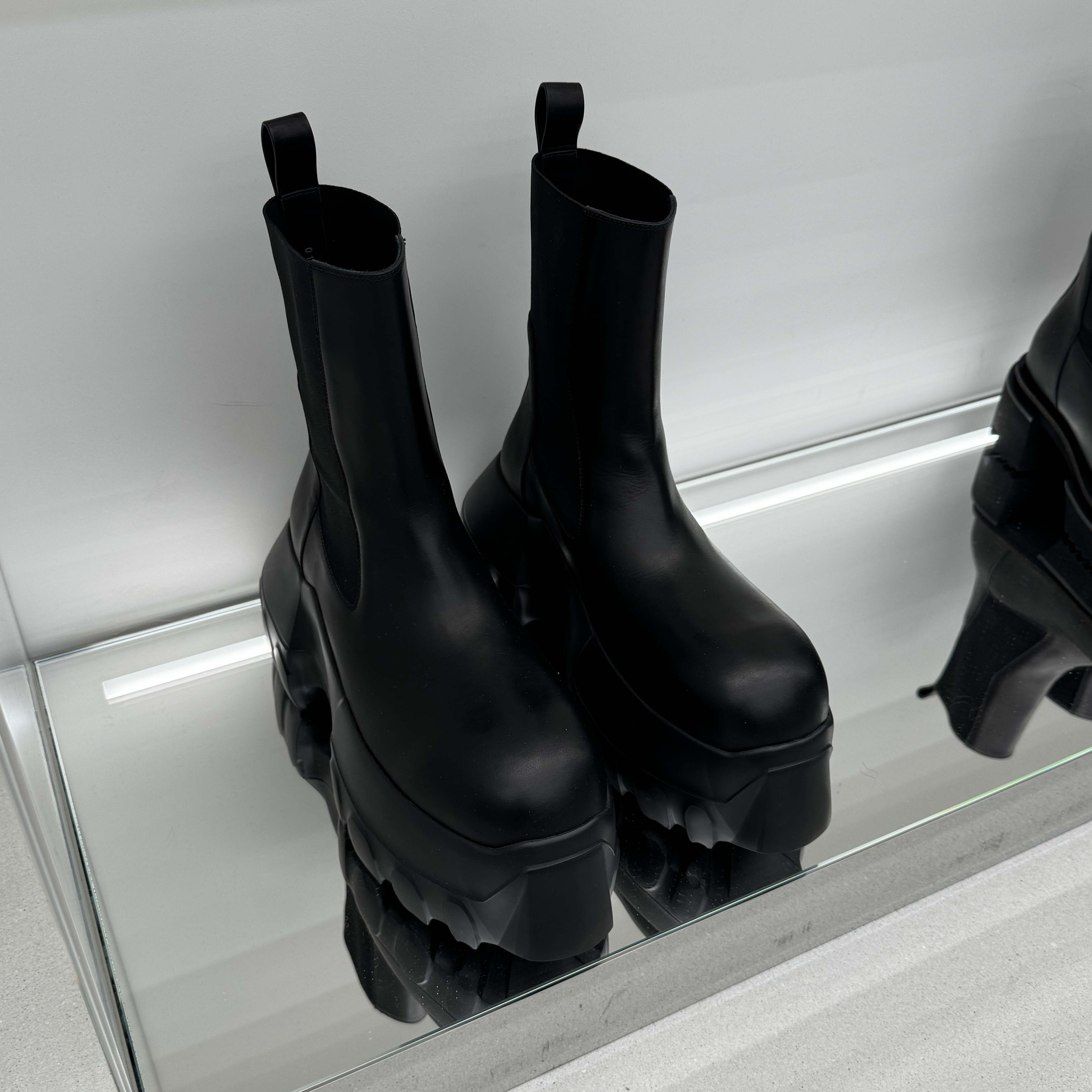 Rick Owens Beatle Mega Tractor Boots Black 착용 스타일