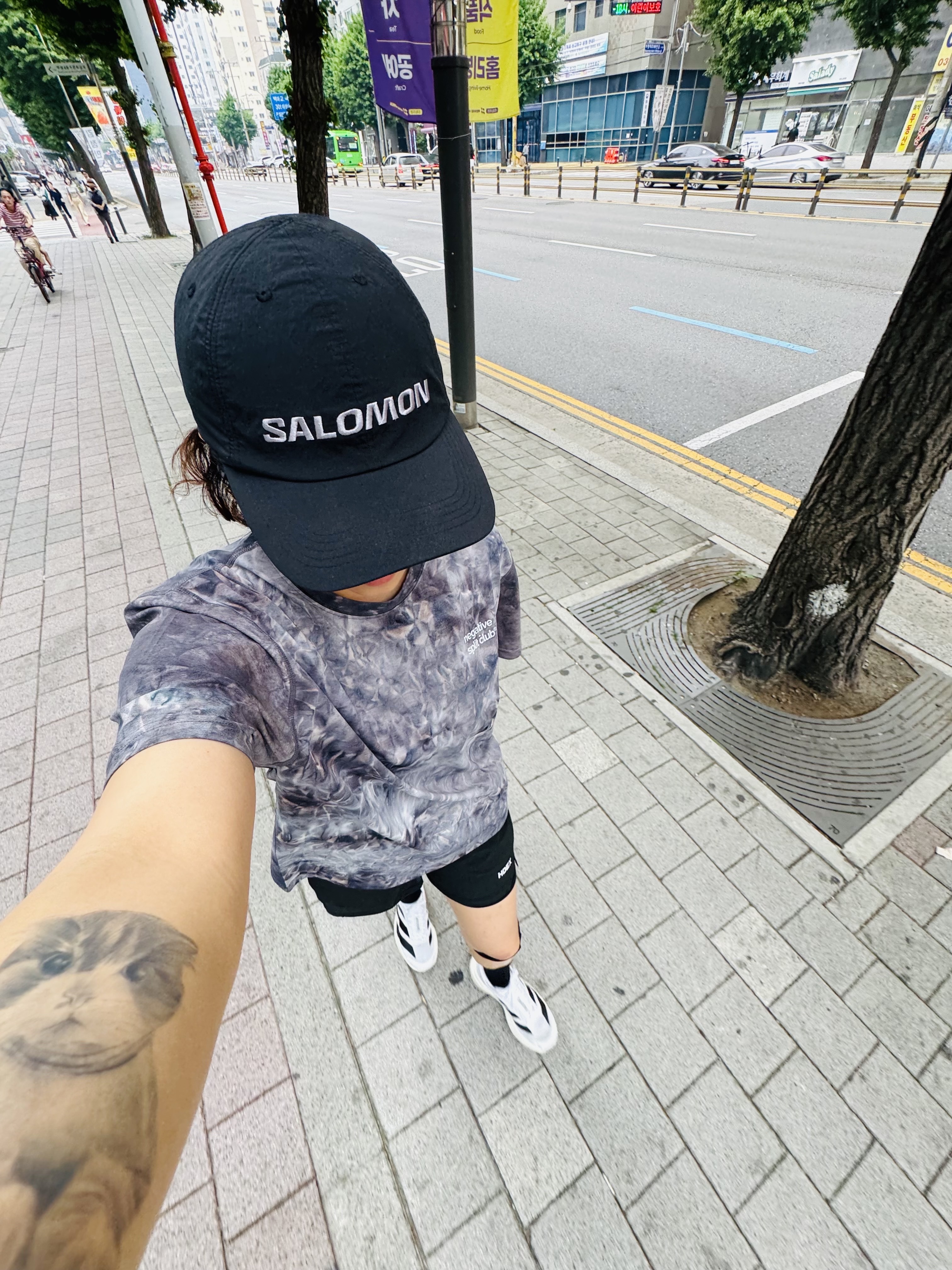 Salomon Primary Ball Cap Black, Nike Vomero 18 Black Dark Smoke Grey 착용 스타일 - 5
