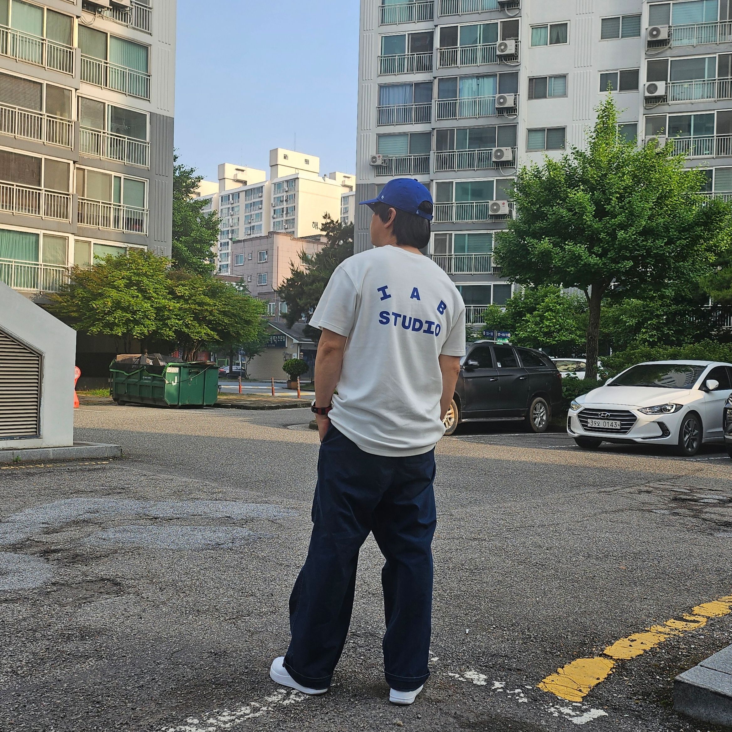 Nike x Supreme Air Force 1 Low White, IAB Studio 10th Anniversary T-Shirt White 착용 스타일 - 1