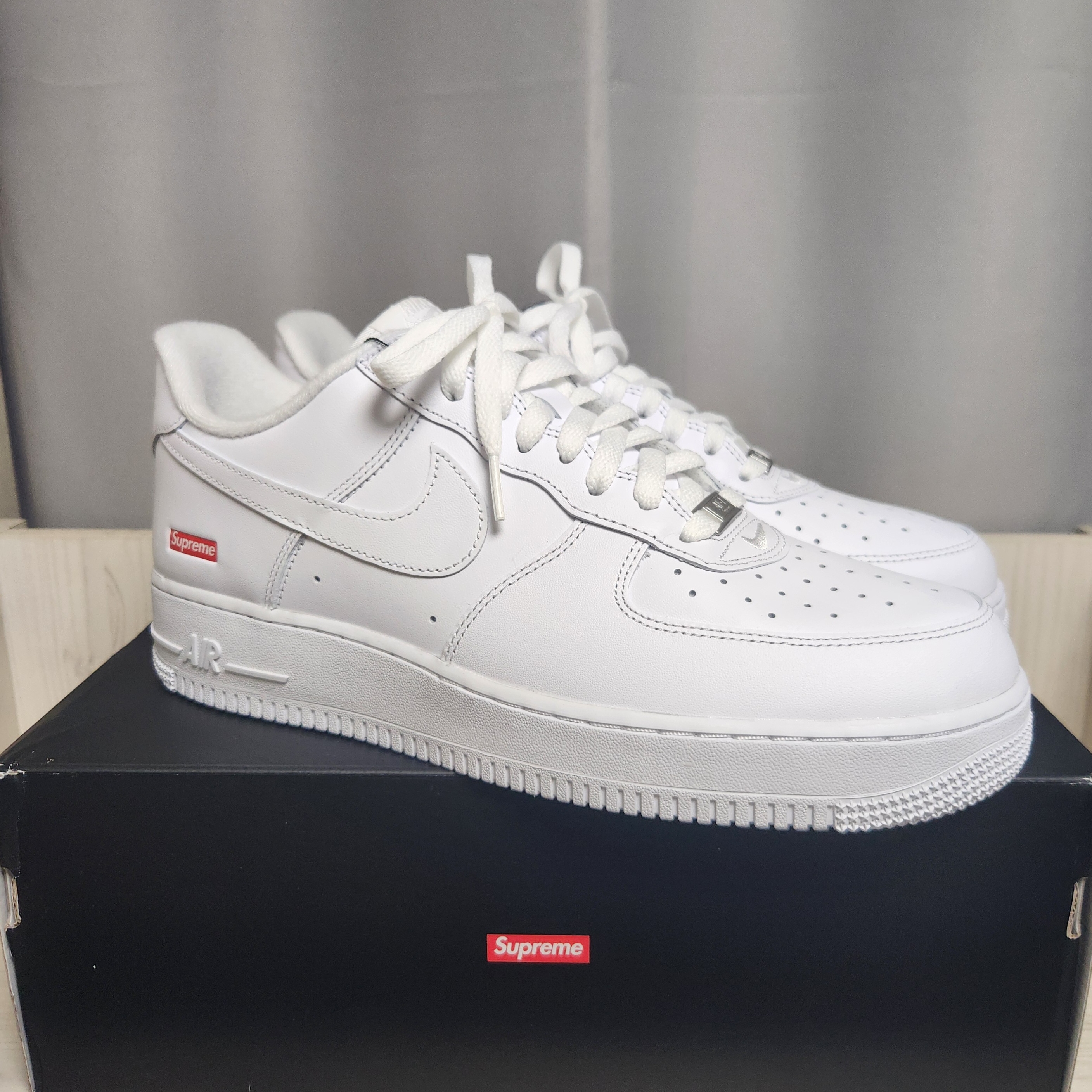 Nike x Supreme Air Force 1 Low White 착용 스타일