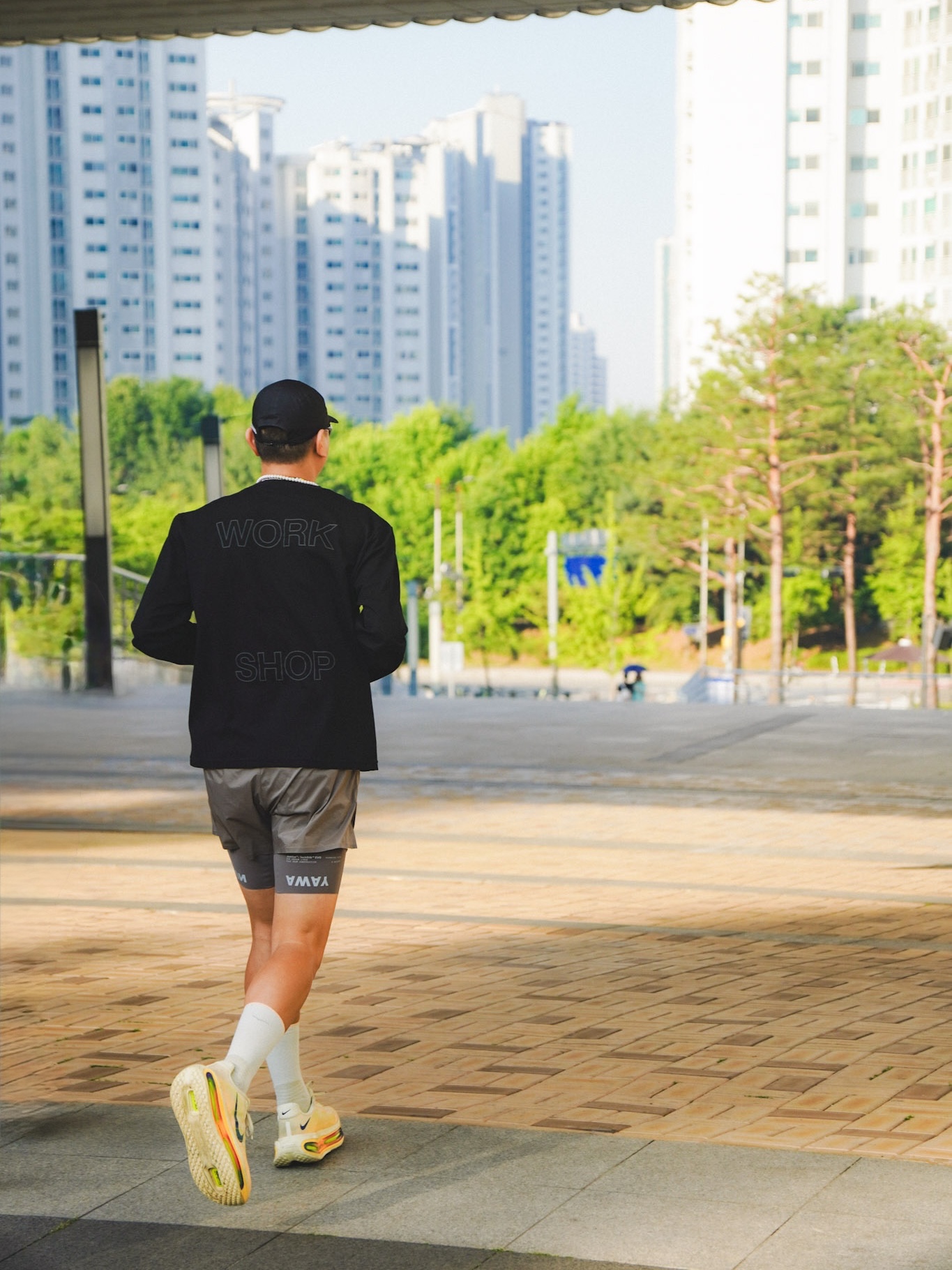 Satisfy Techsilk 5 Inch Shorts Falcon, Nike Vomero Premium Alabaster Blue Void 착용 스타일 - 3