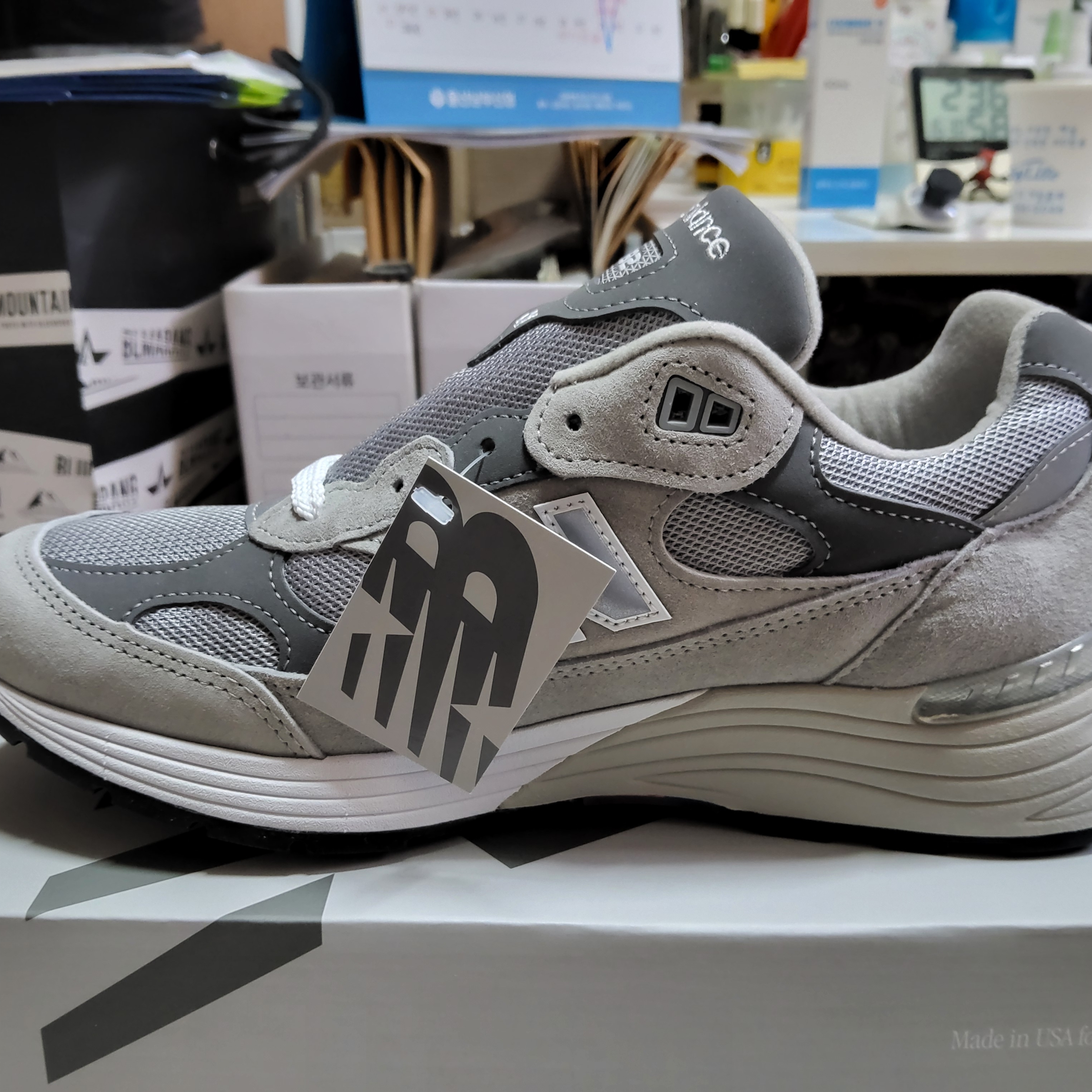 New Balance 992 Made in USA Core Grey Silver Metallic 착용 스타일 - 3