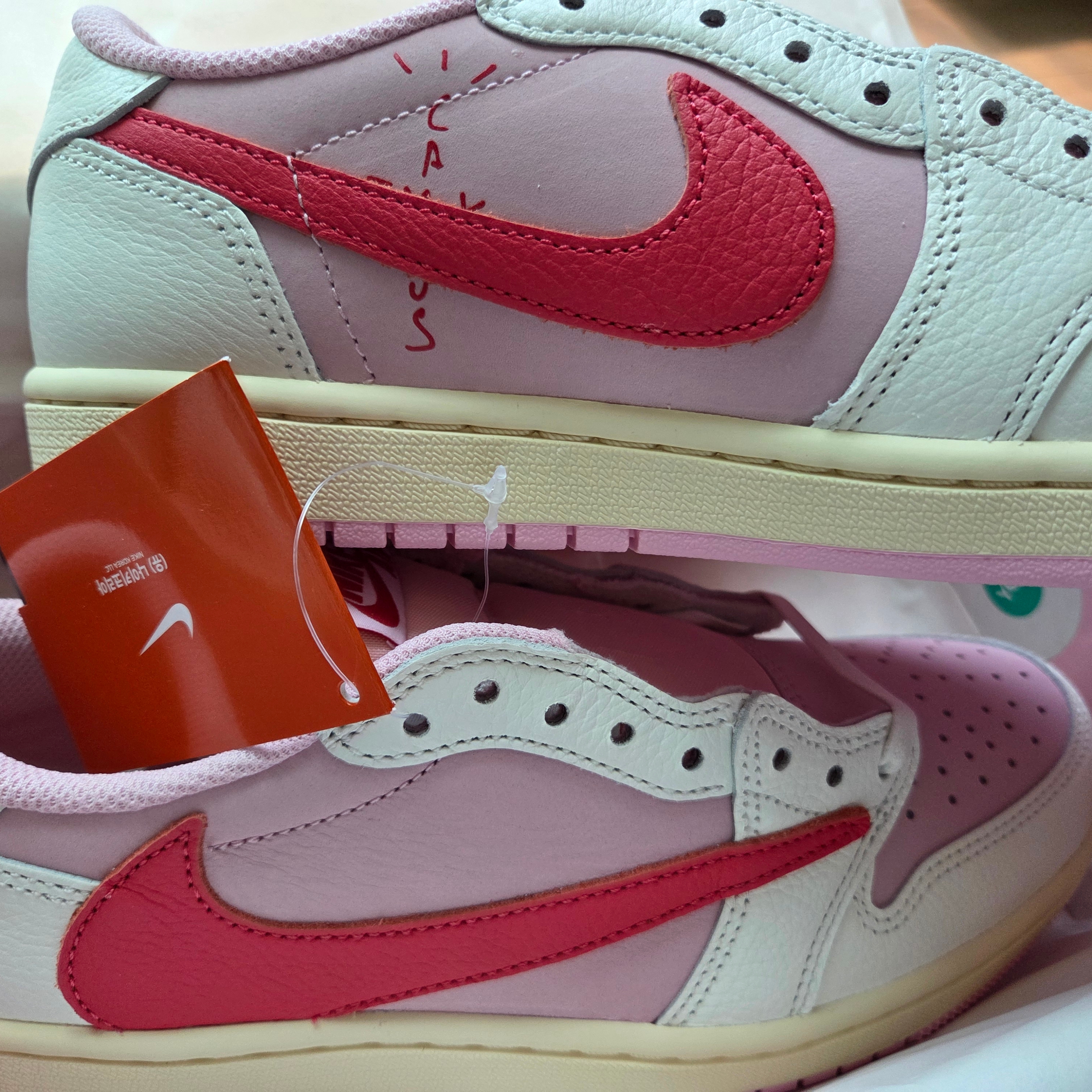 Jordan 1 x Travis Scott Retro Low OG SP Sail Tropical Pink, Jordan 1 x Travis Scott Retro Low OG SP Reverse Olive 착용 스타일 - 3