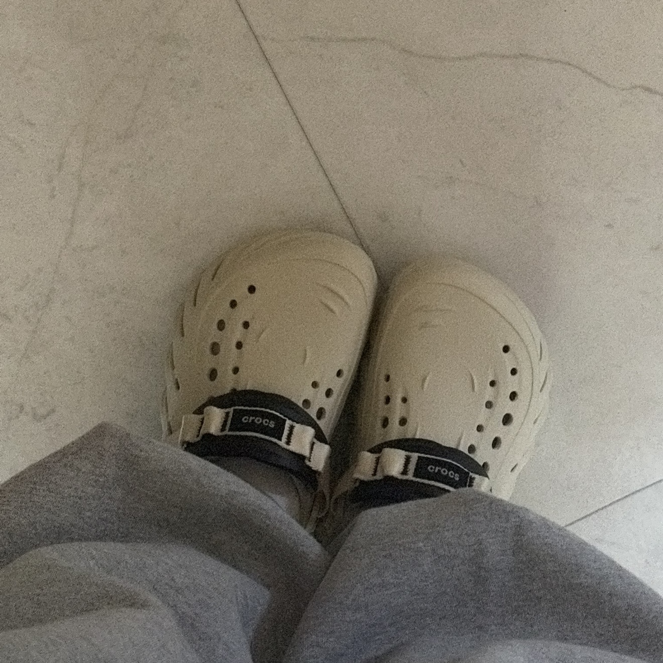Crocs Echo Clog Bone Black 착용 스타일 - 1