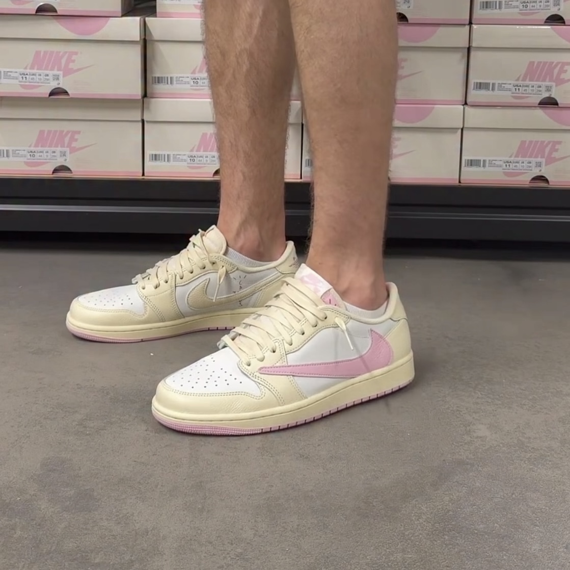 Jordan 1 x Travis Scott Retro Low OG SP Muslin Shy Pink 착용 스타일