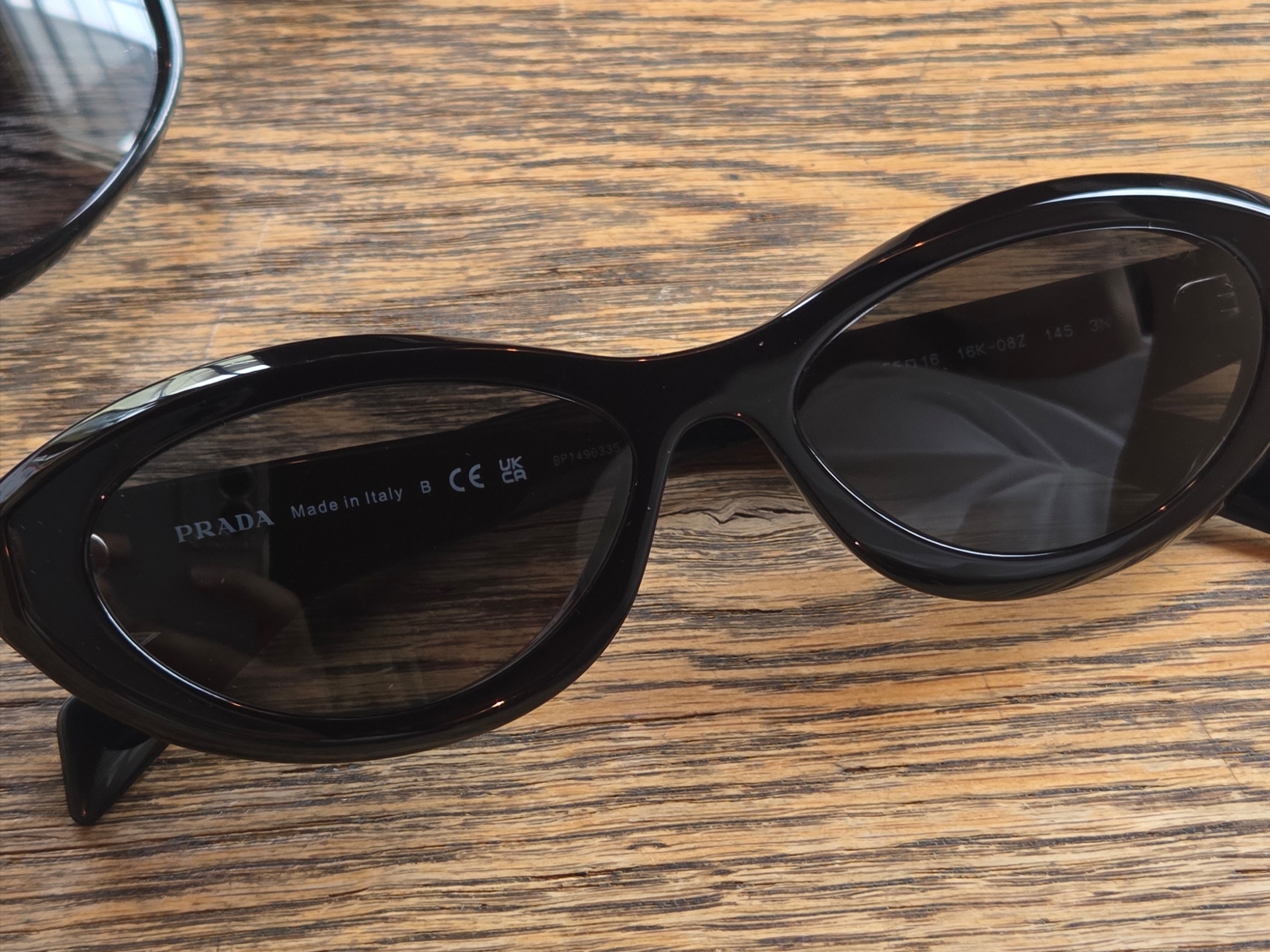 Prada Symbole Sunglasses Slate Gray Lenses Standard Fit 착용 스타일 - 1