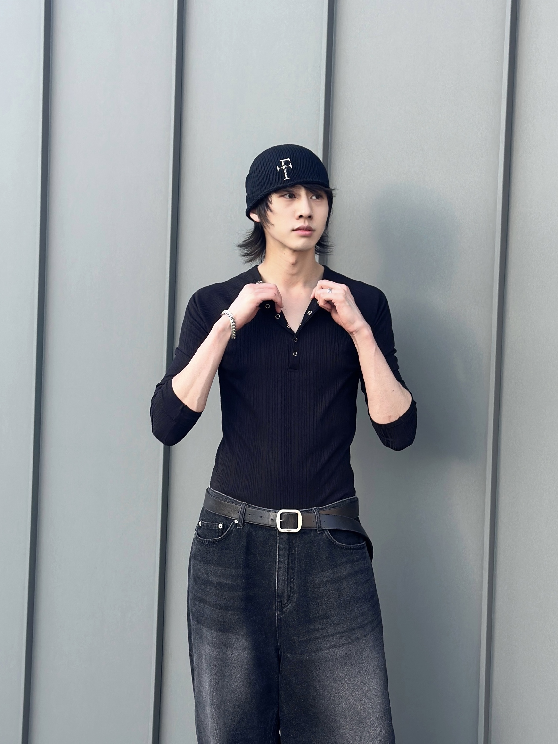 Farfromwhat Far F Charm Beanie, Undermycar MU.128 Original Logo Cracked Leather Belt Silver / Black 착용 스타일 - 1