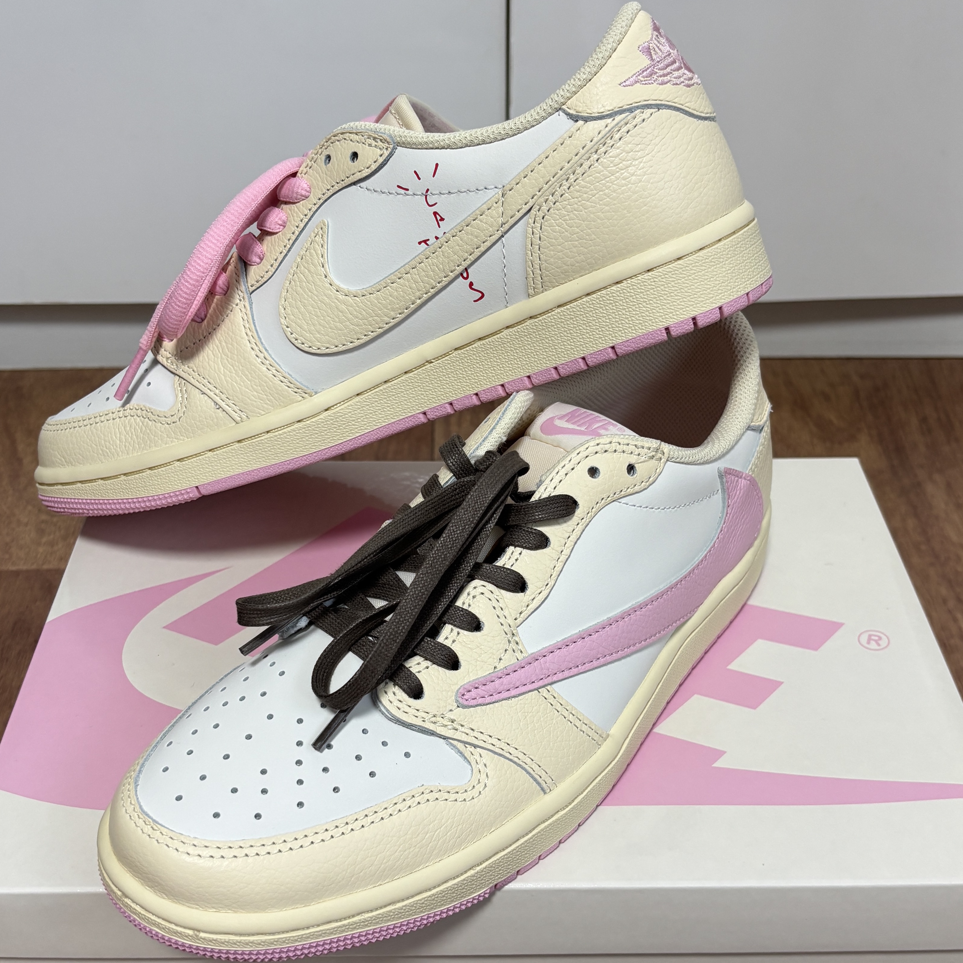 Jordan 1 x Travis Scott Retro Low OG SP Muslin Shy Pink 착용 스타일