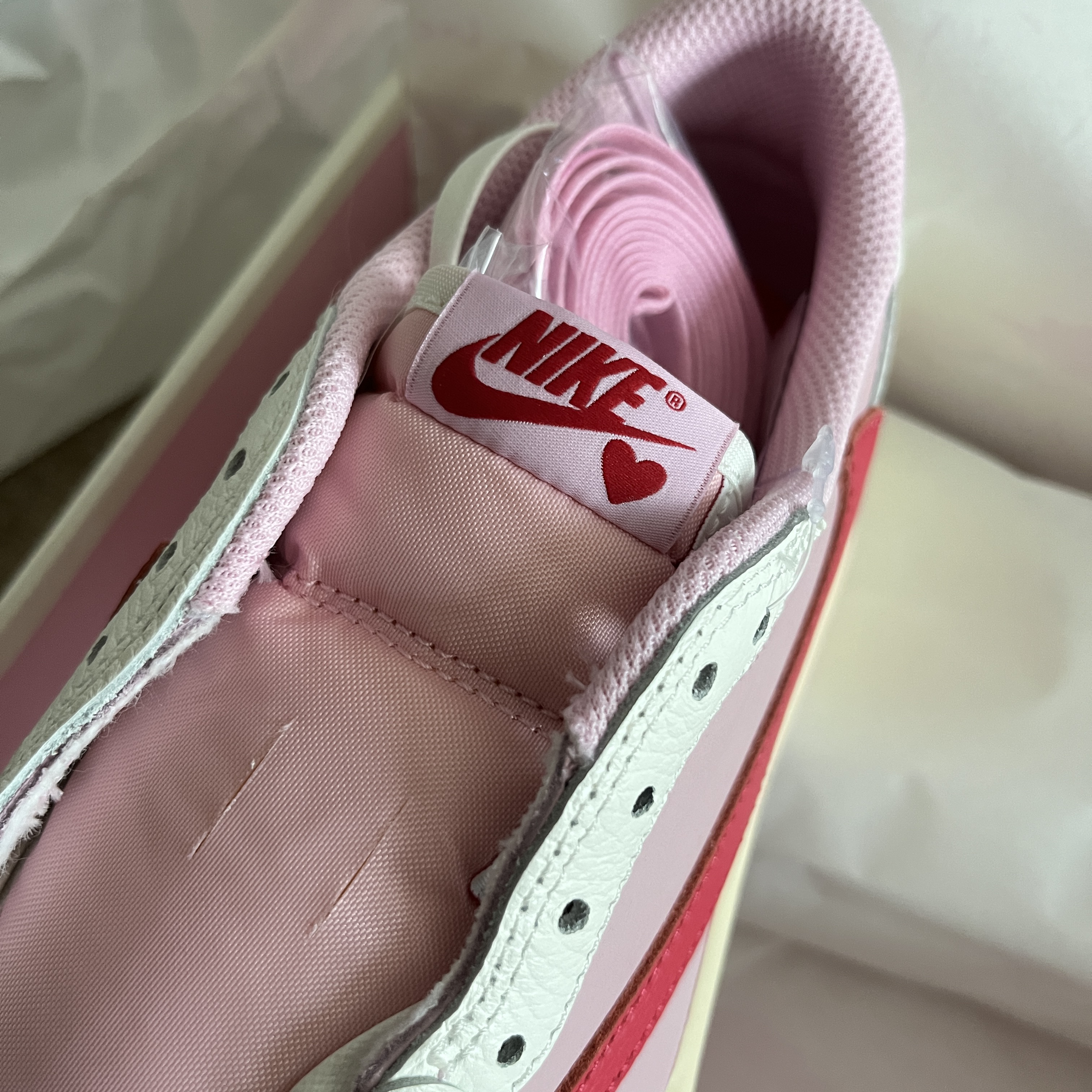Jordan 1 x Travis Scott Retro Low OG SP Sail Tropical Pink 착용 스타일 - 2