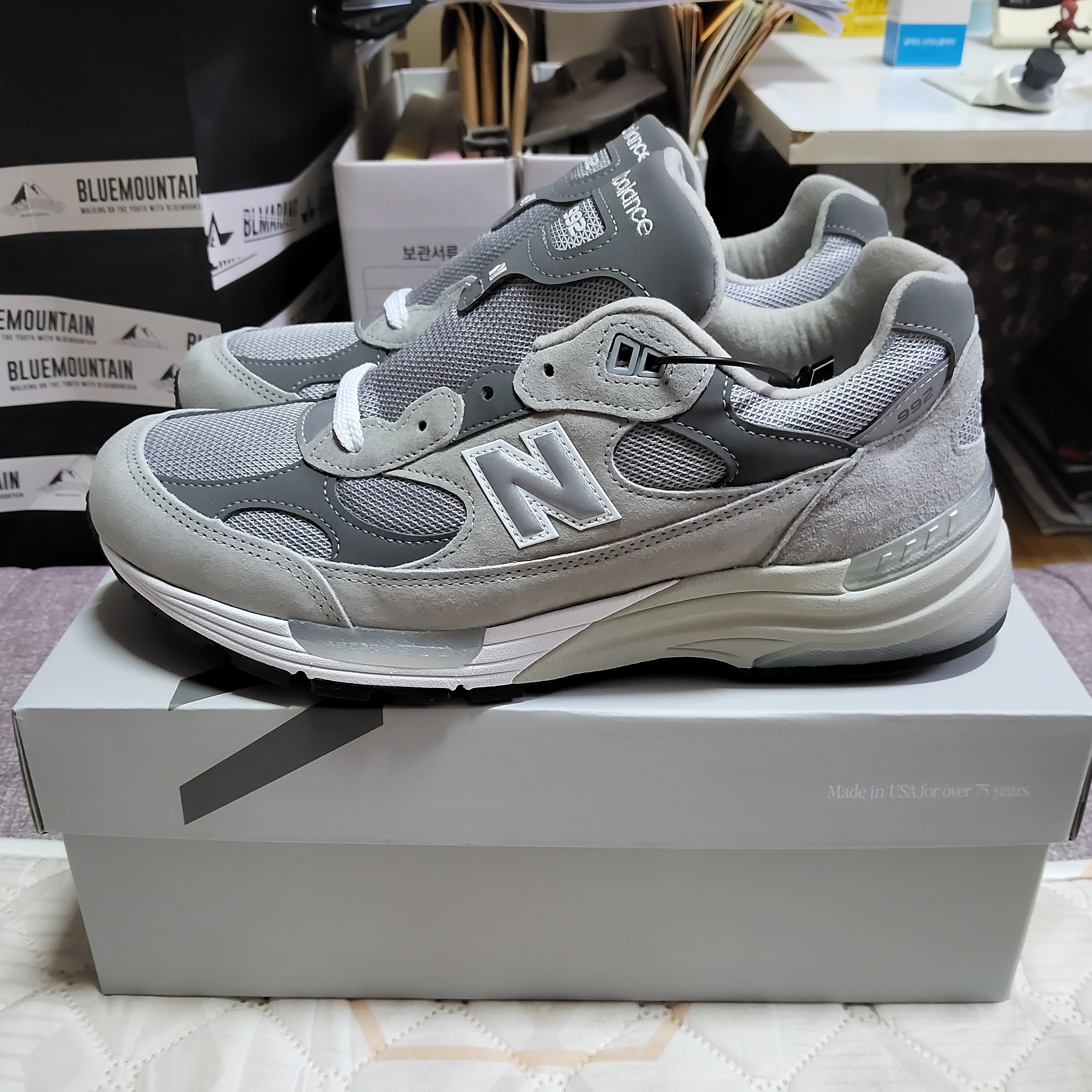New Balance 992 Made in USA Core Grey Silver Metallic 착용 스타일 - 1