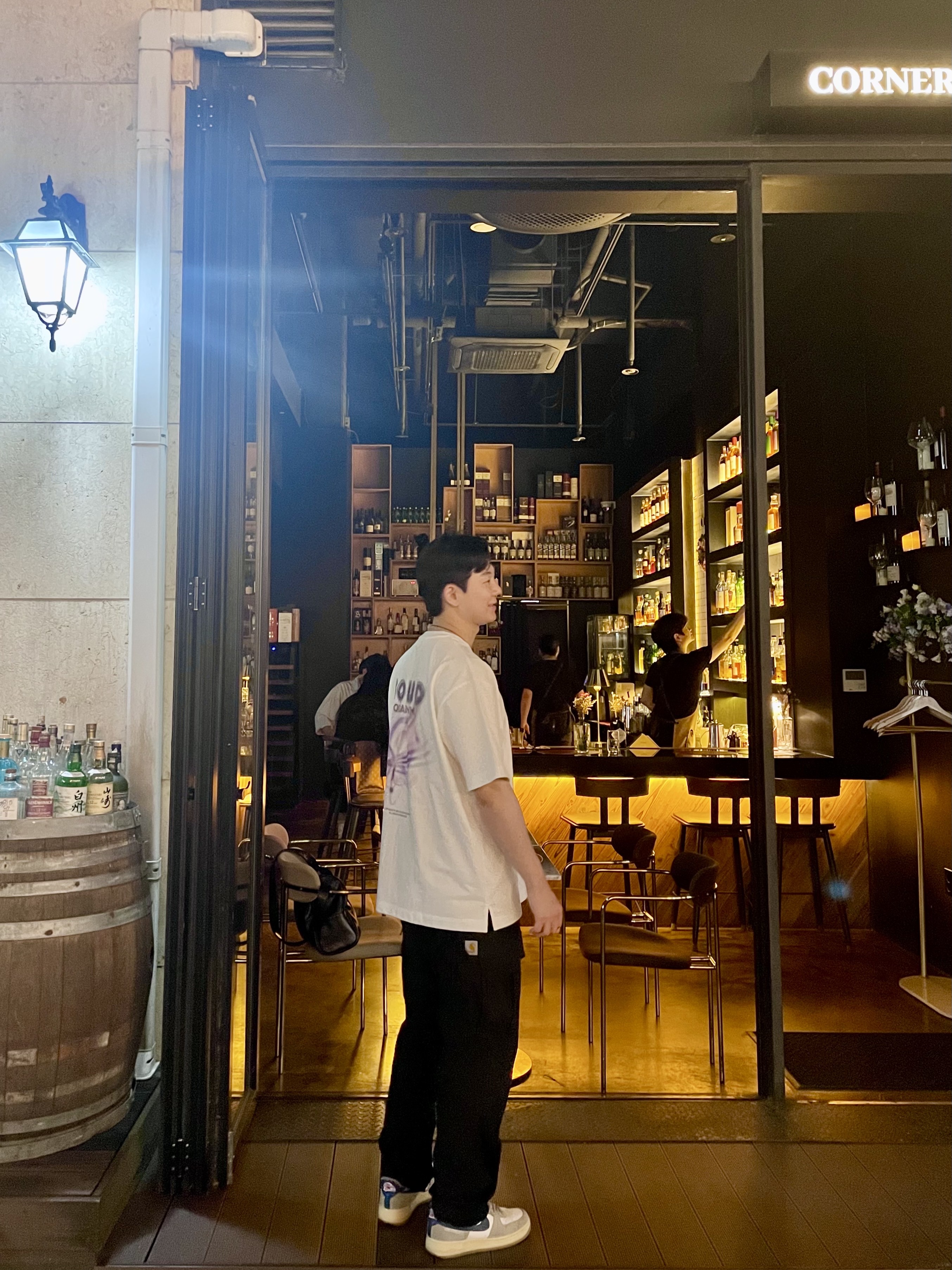 Carhartt WIP Cole Cargo Pants Black Garment Dyed, Solid Homme Black Water Butterfly T-Shirt White - 24SS 착용 스타일 - 1