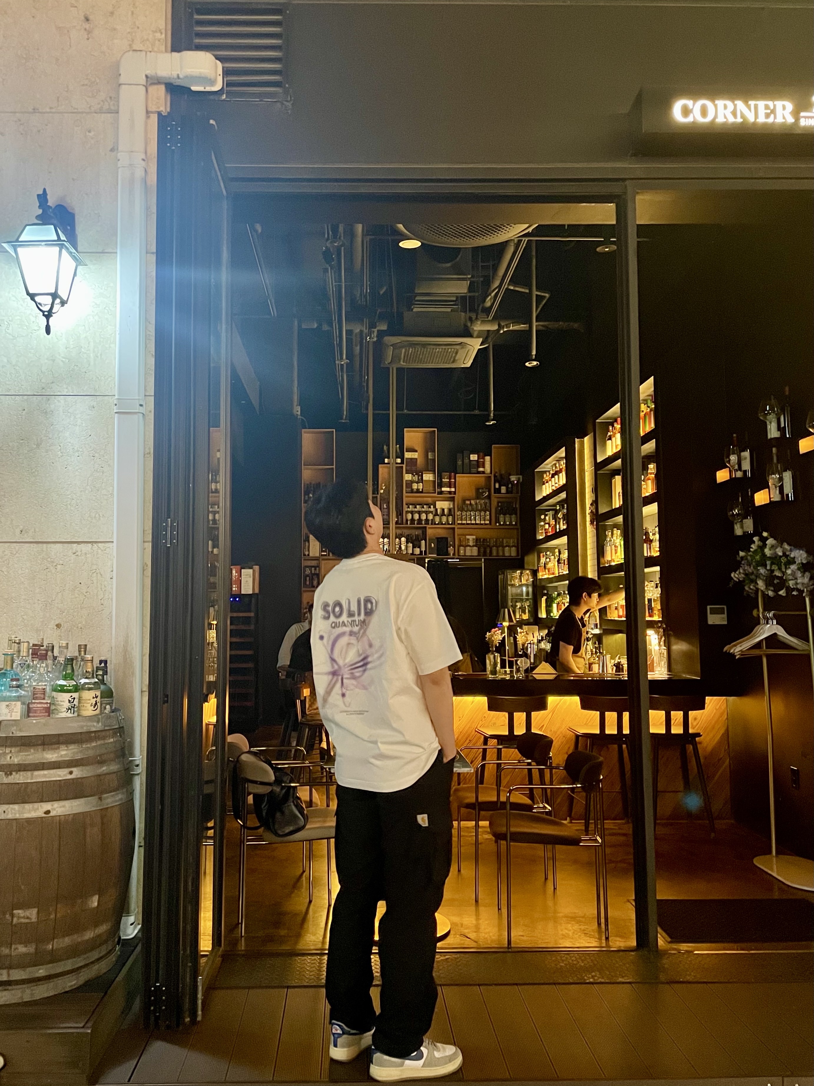 Carhartt WIP Cole Cargo Pants Black Garment Dyed, Solid Homme Black Water Butterfly T-Shirt White - 24SS 착용 스타일 - 2
