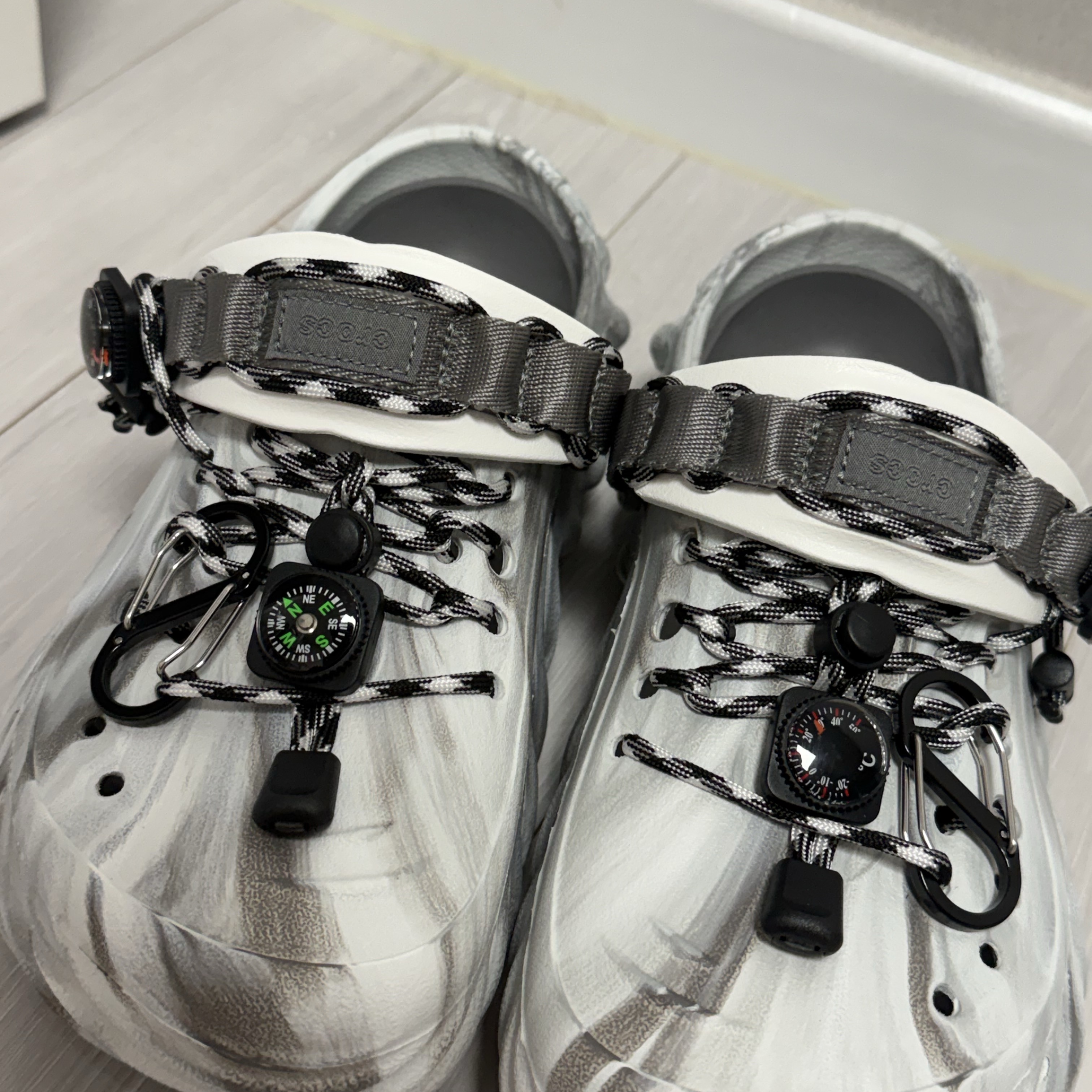 Crocs Echo Marbled Clog Moonlight Multi 착용 스타일