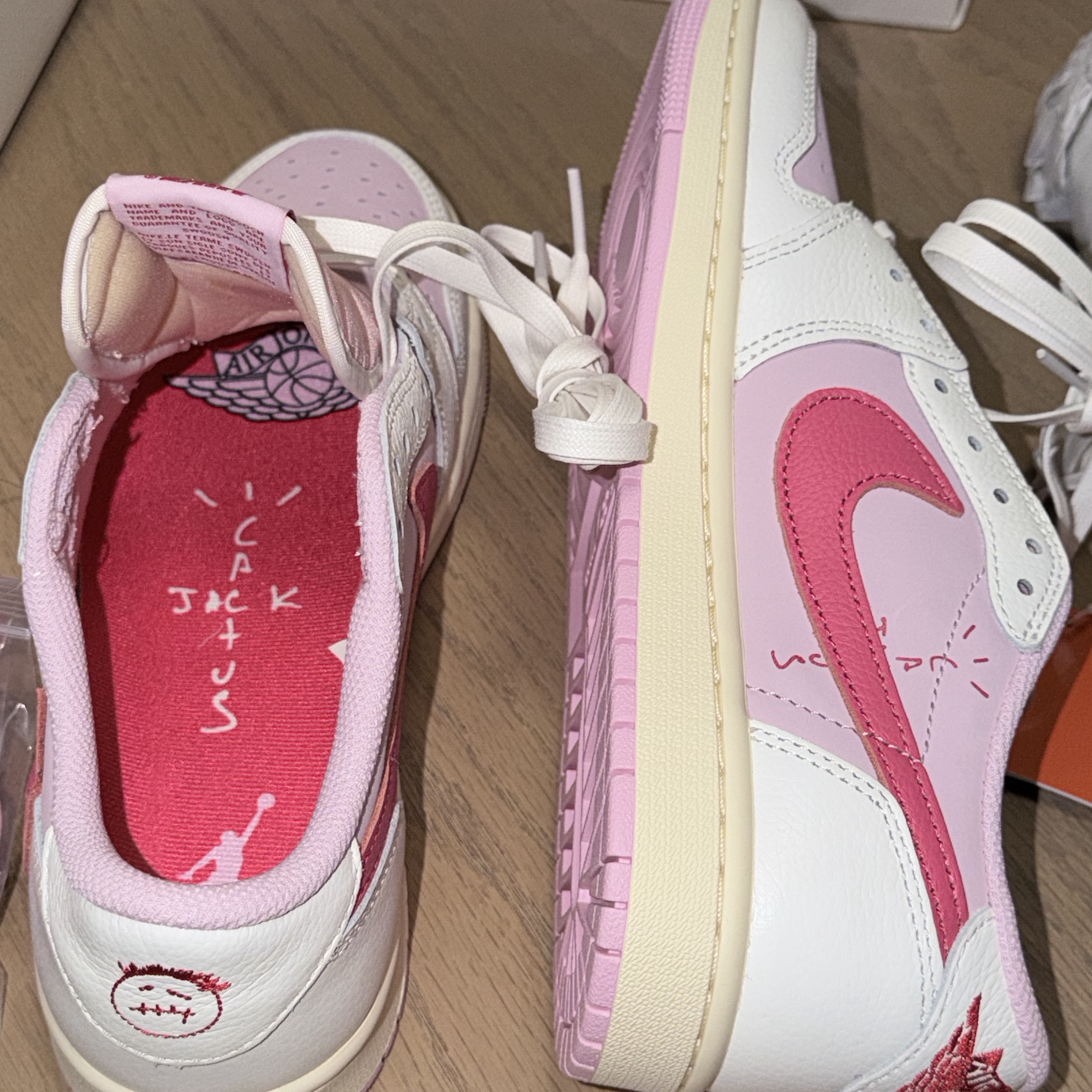 Jordan 1 x Travis Scott Retro Low OG SP Sail Tropical Pink 착용 스타일 - 2