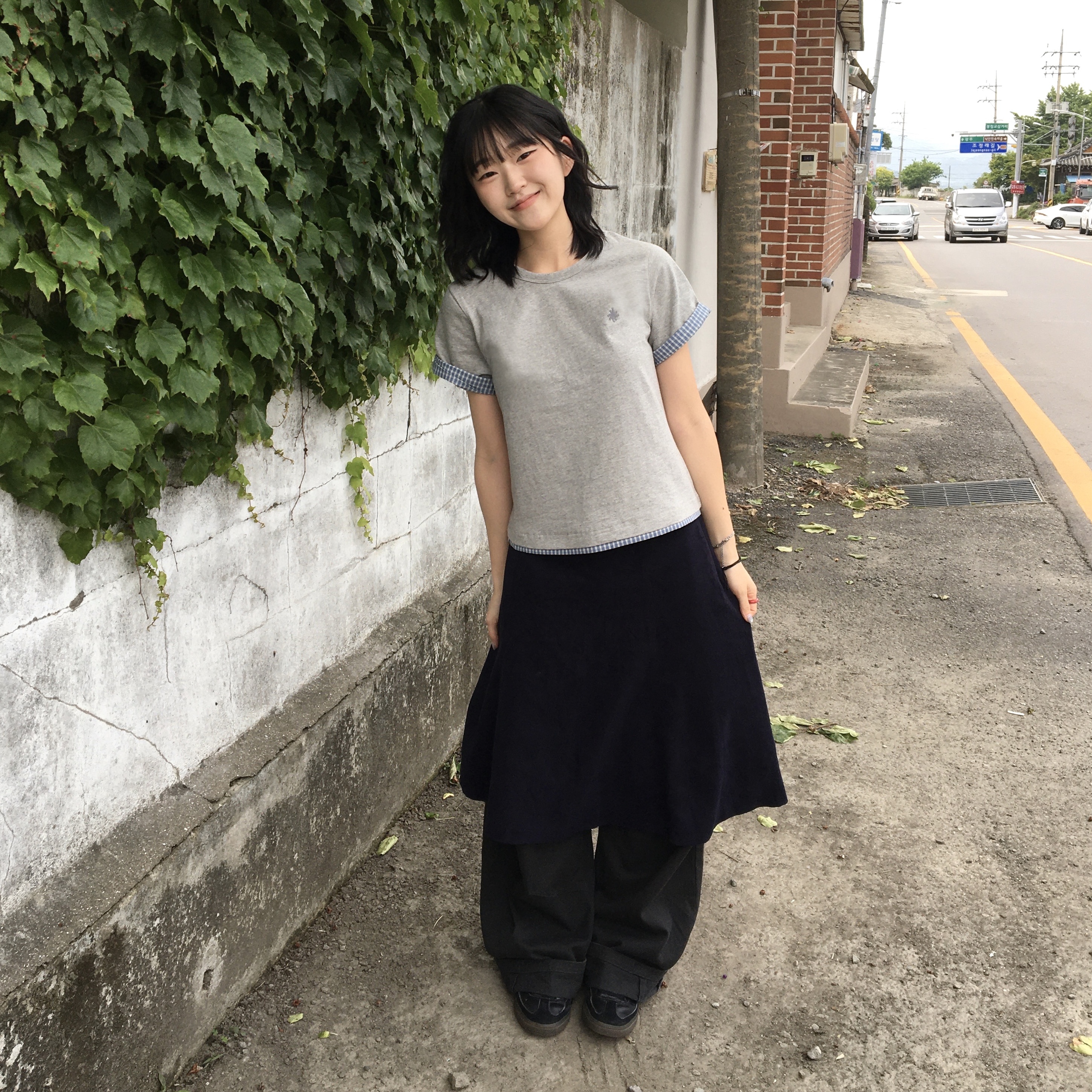SLOW RECORD HOUSE Layered Check Roll-Up T-Shirt Grey 착용 스타일 - 1