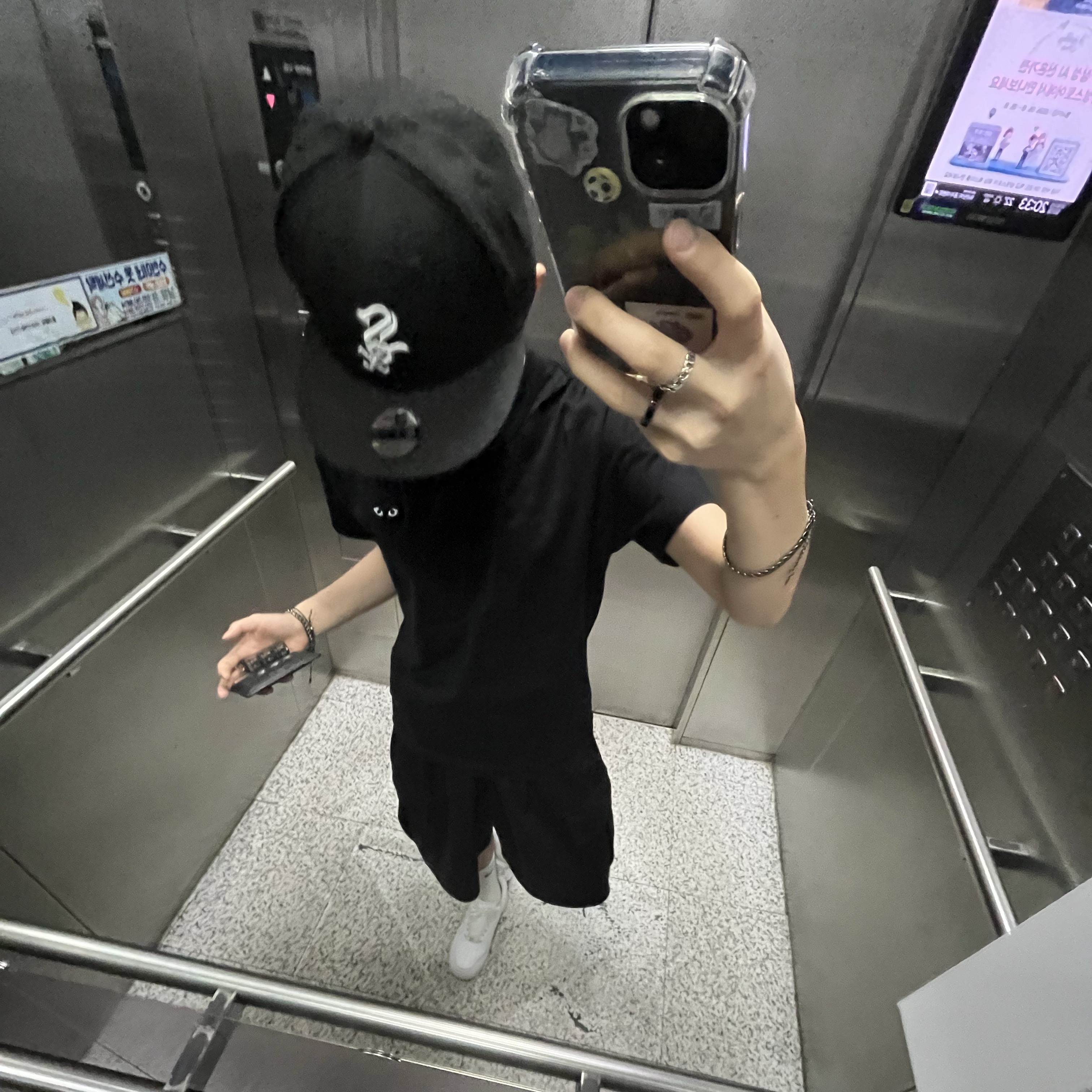 Play Comme des Garcons Small Black Heart T-Shirt Black, (W) Nike Air Force 1 '07 Low White 착용 스타일