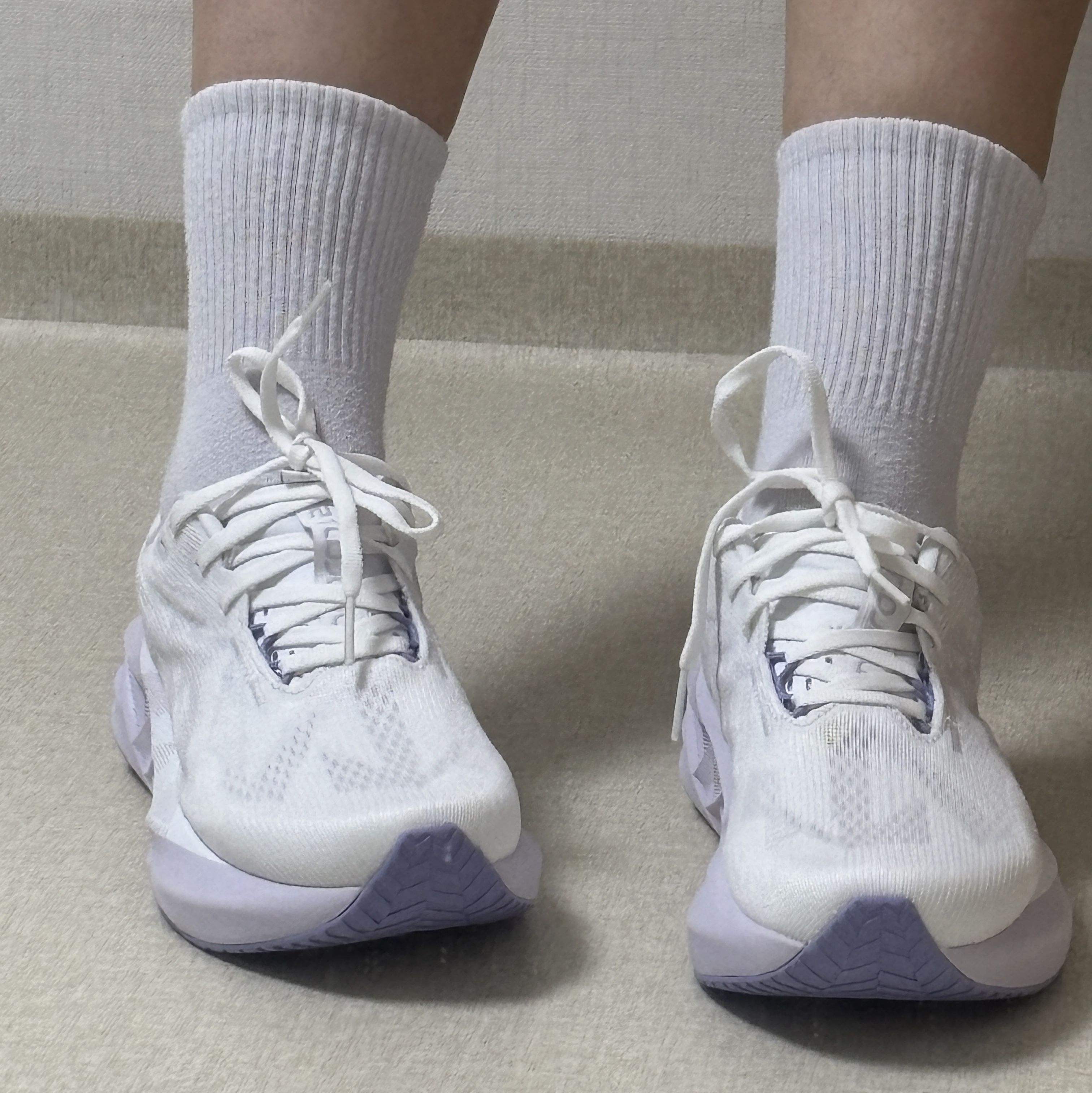 (W) Asics Novablast 5 White Lilac Hint - D Wide 착용 스타일 - 1