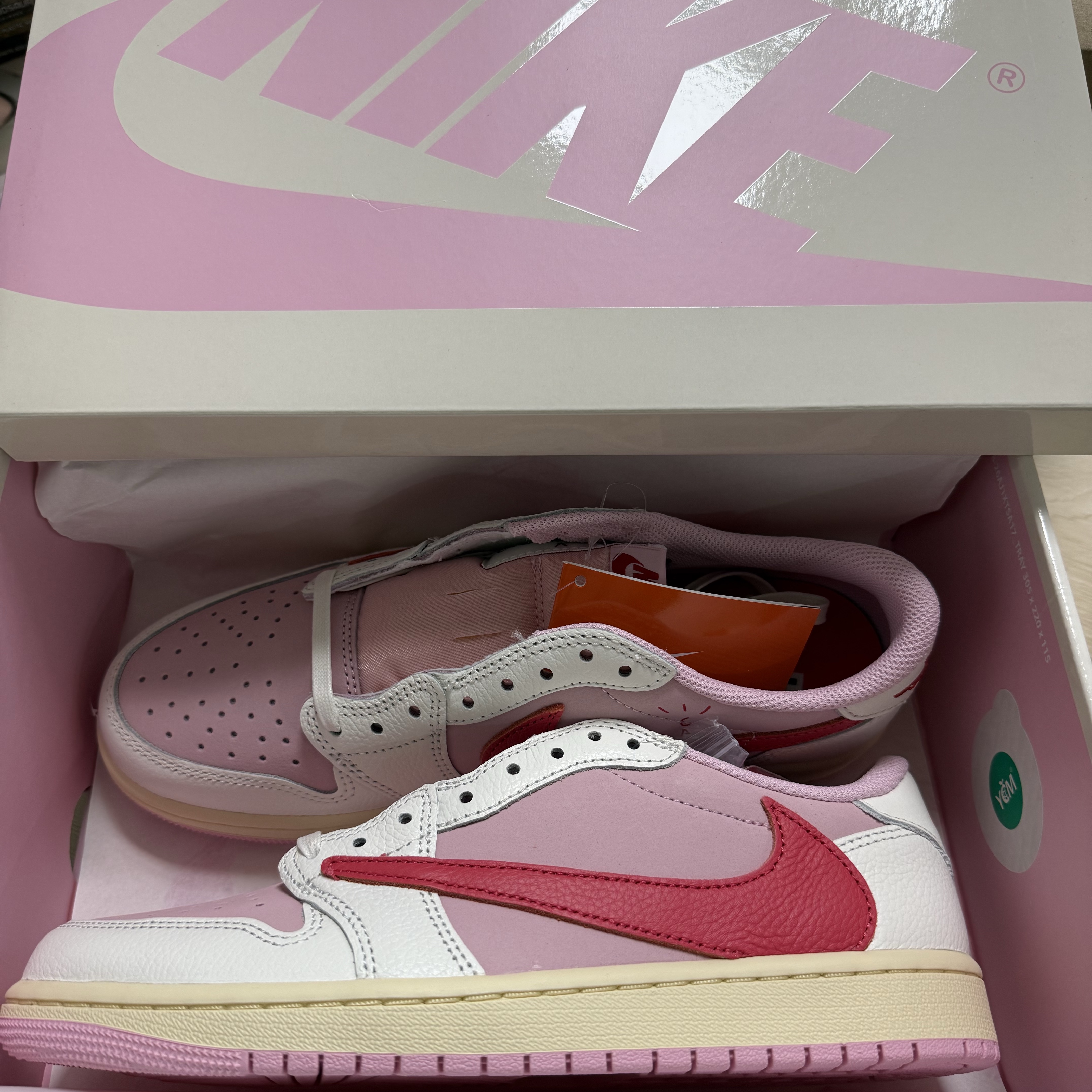 Jordan 1 x Travis Scott Retro Low OG SP Sail Tropical Pink 착용 스타일