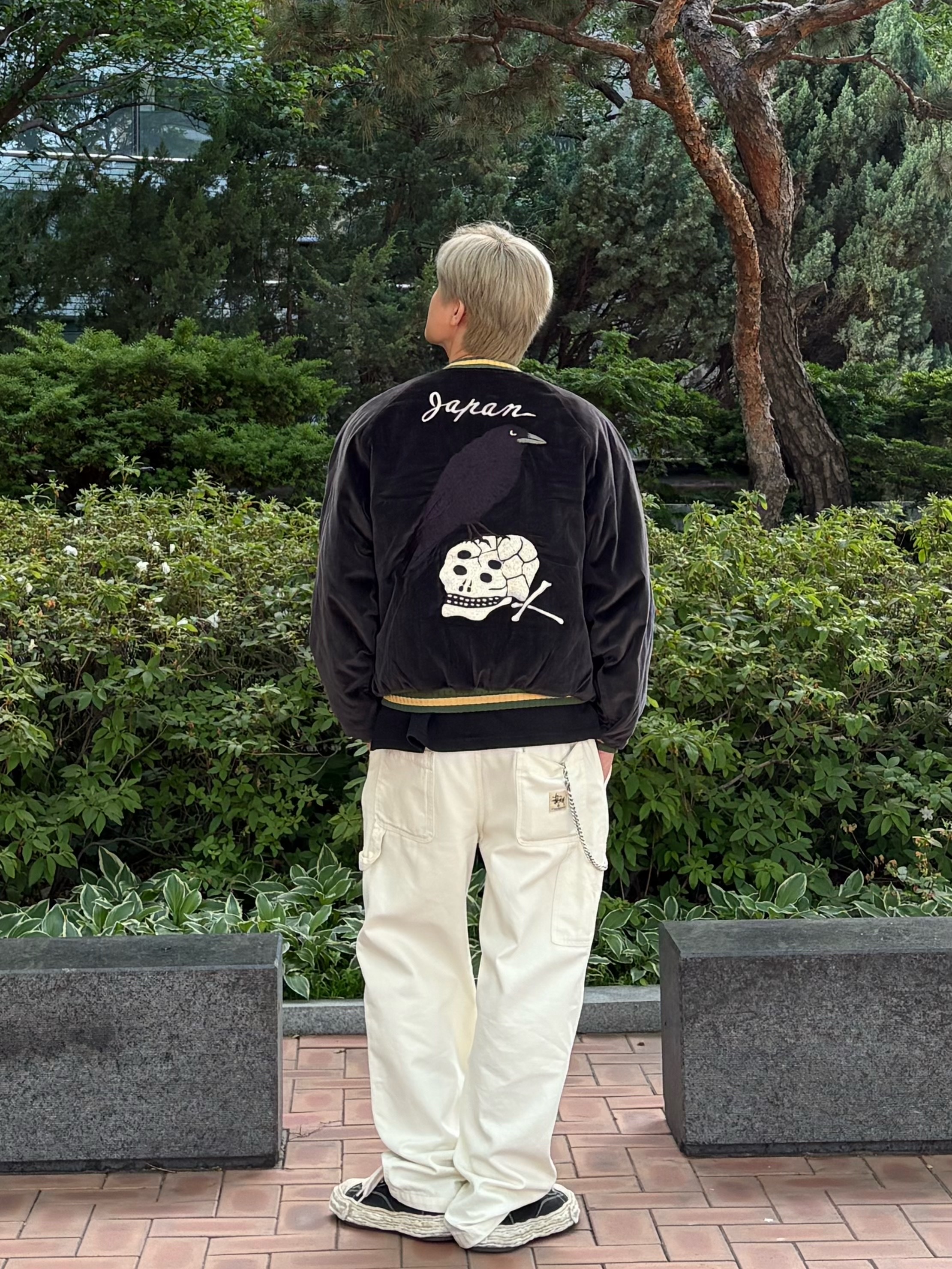 Kapital Raven Skull Bespoke Souvenir Jacket Black, Maison Mihara Yasuhiro Peterson23 OG Sole Garment Dyed Canvas Low-top Sneakers Black 착용 스타일 - 3